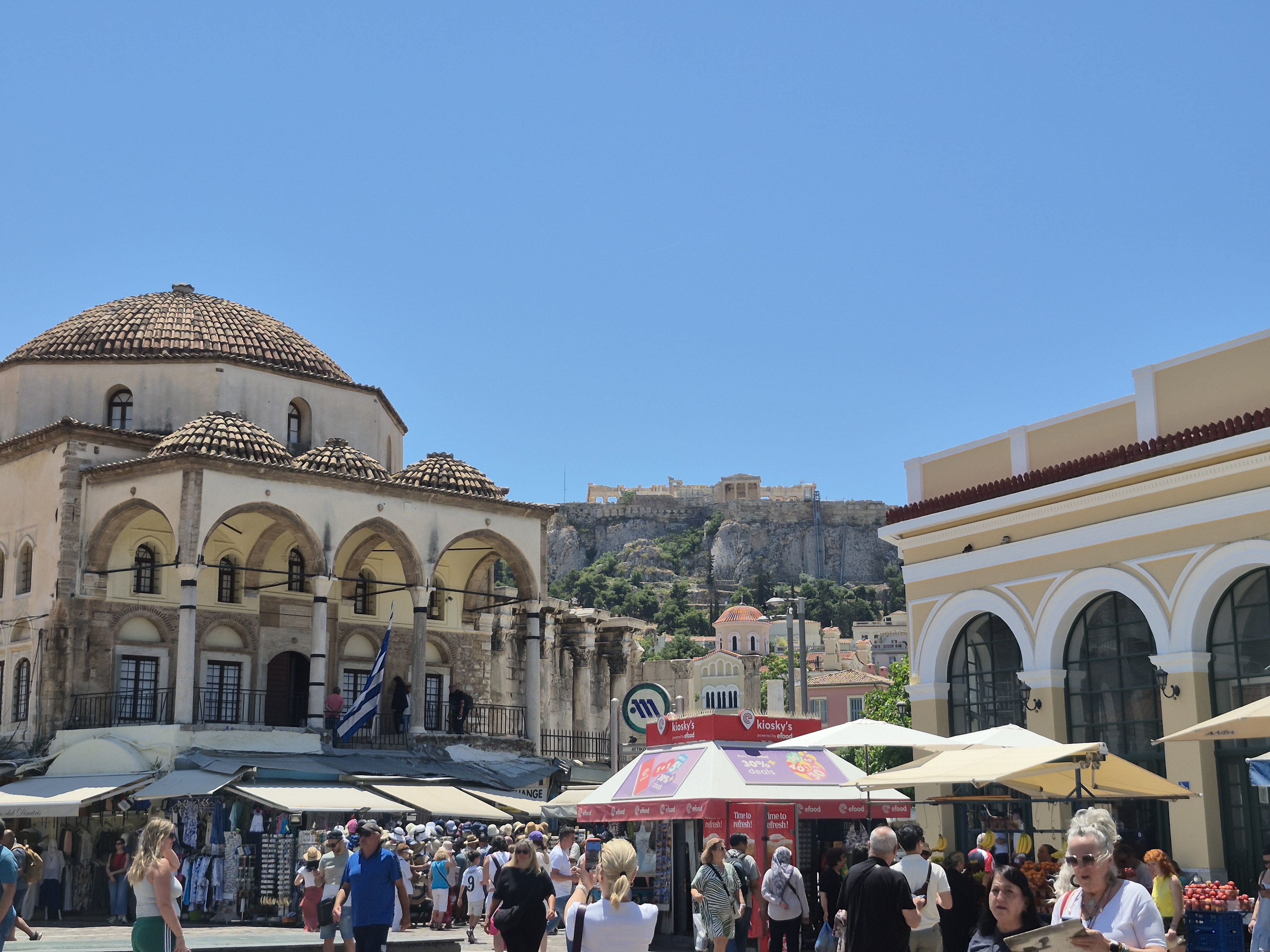 Kreuzfahrt NORWEGIAN VIVA, Stopp in Piräus/Athen/Griechenland, Monastiri Platz mit Blick zur Akropolis