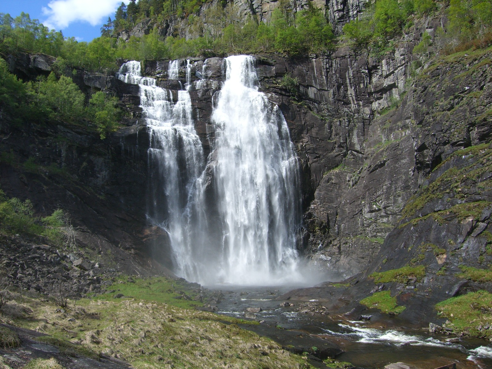 Tvinde Wasserfall im Reisebericht Norwegen-Kreuzfahrt mit der MS AMADEA von Marita Hansel, Kreuzfahrt-Expertin beim Kreuzfahrt-Reisebüro Kreuzfahrt-Planer