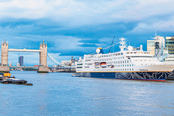 Die MS HAMBURG für die Durchfahrt Tower Bridge