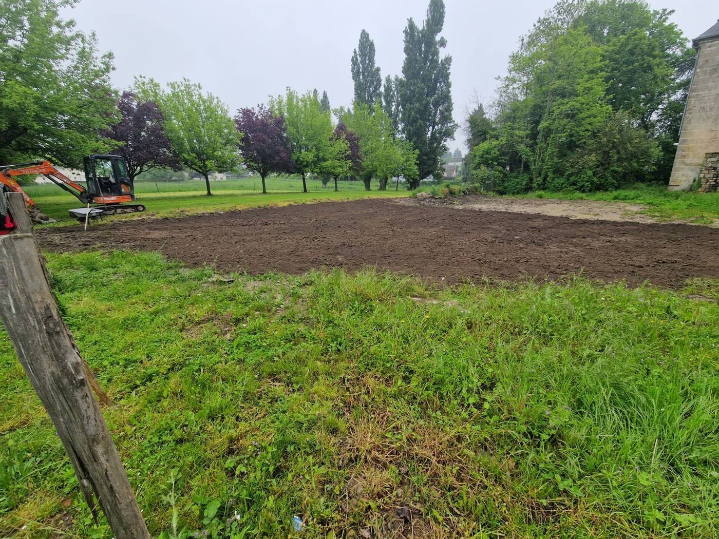 Terrain remis en état à la mini-pelle, terre nue prête à semer, entretien des espaces verts Entreprise Reinard, Allier
