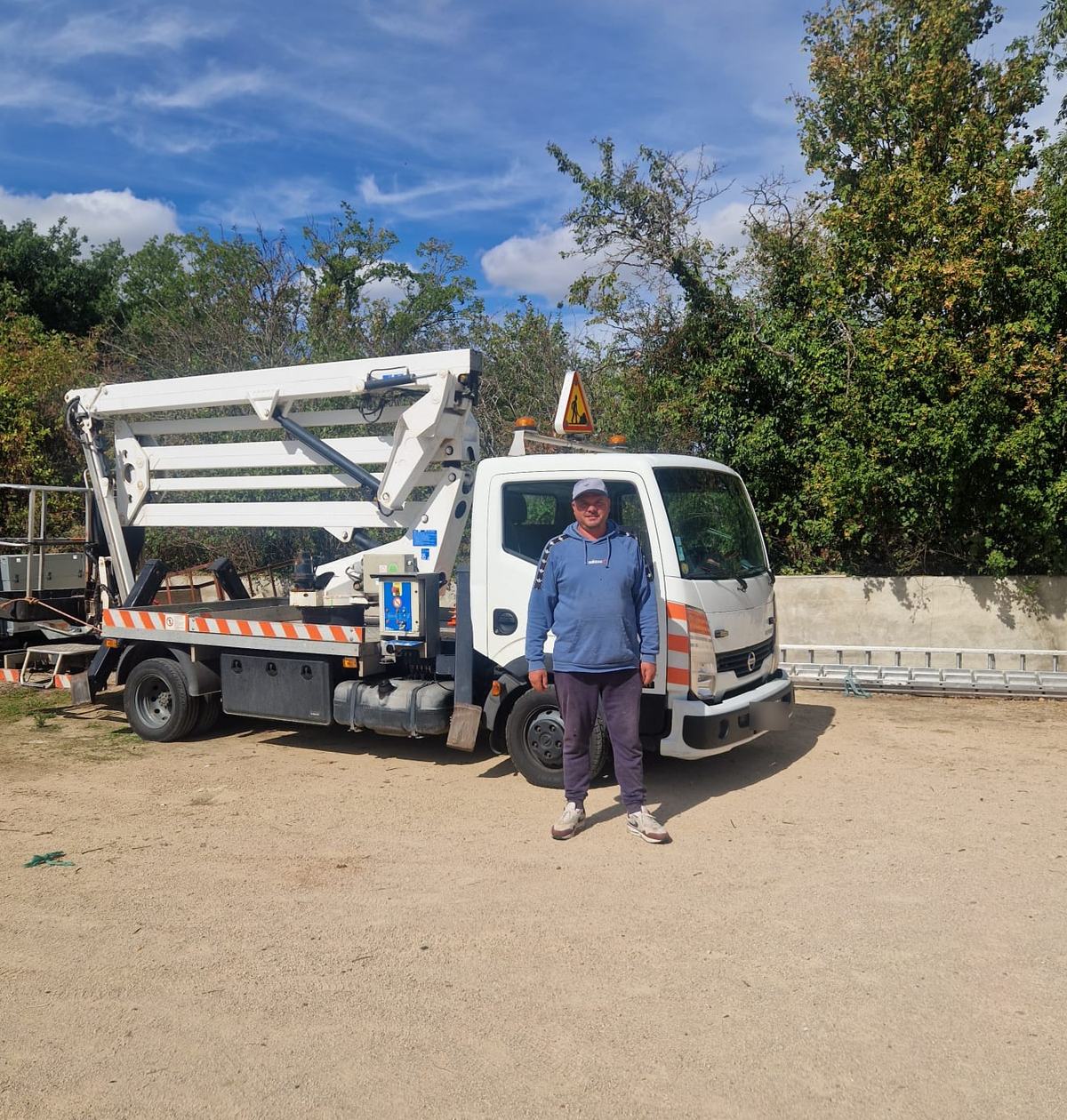 Jimmy Reinard devant son camion nacelle, Entreprise Reinard