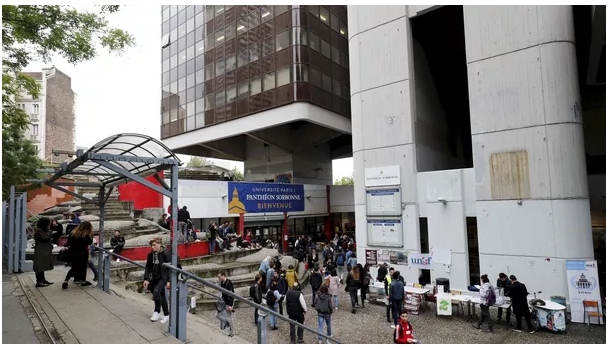 Notre restaurant est idéalement situé à proximité de grandes universités comme Université Paris 1 Panthéon-Sorbonne (Tolbiac), Université Paris Cité, INALCO et EHESS. Chaque jour, de nombreux étudiants viennent chez Chicken’s World aux Olympiades pour profiter d’un restaurant halal rapide et savoureux à Paris 13.