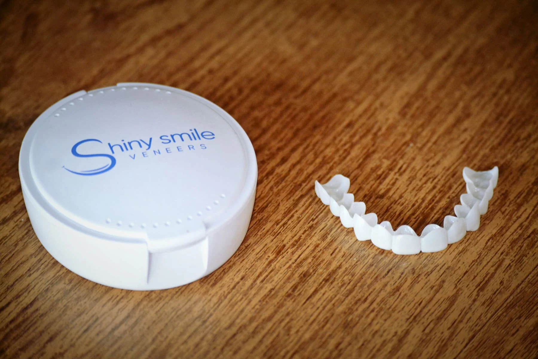 Shiny Smile Veneers