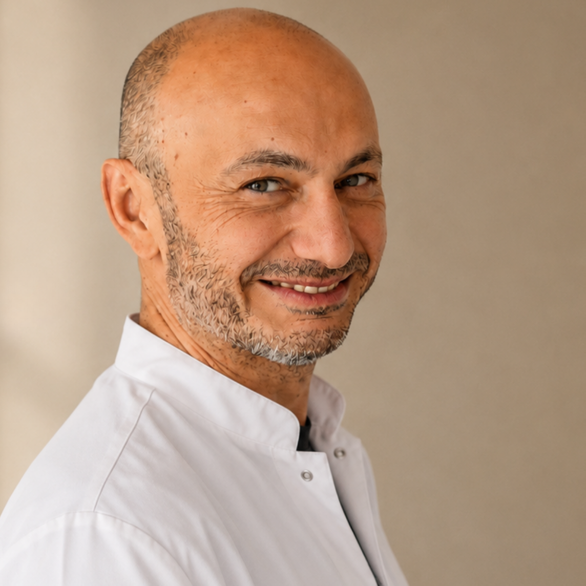 Dr. med. univ. Kamil Akhundov – Gründer, Facharzt für Dermatologie & Chirurgie