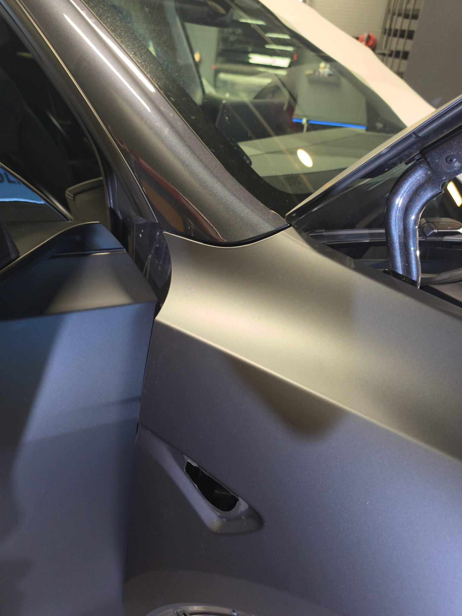 Filmen tilpasses rundt A-stolpen på en Tesla
