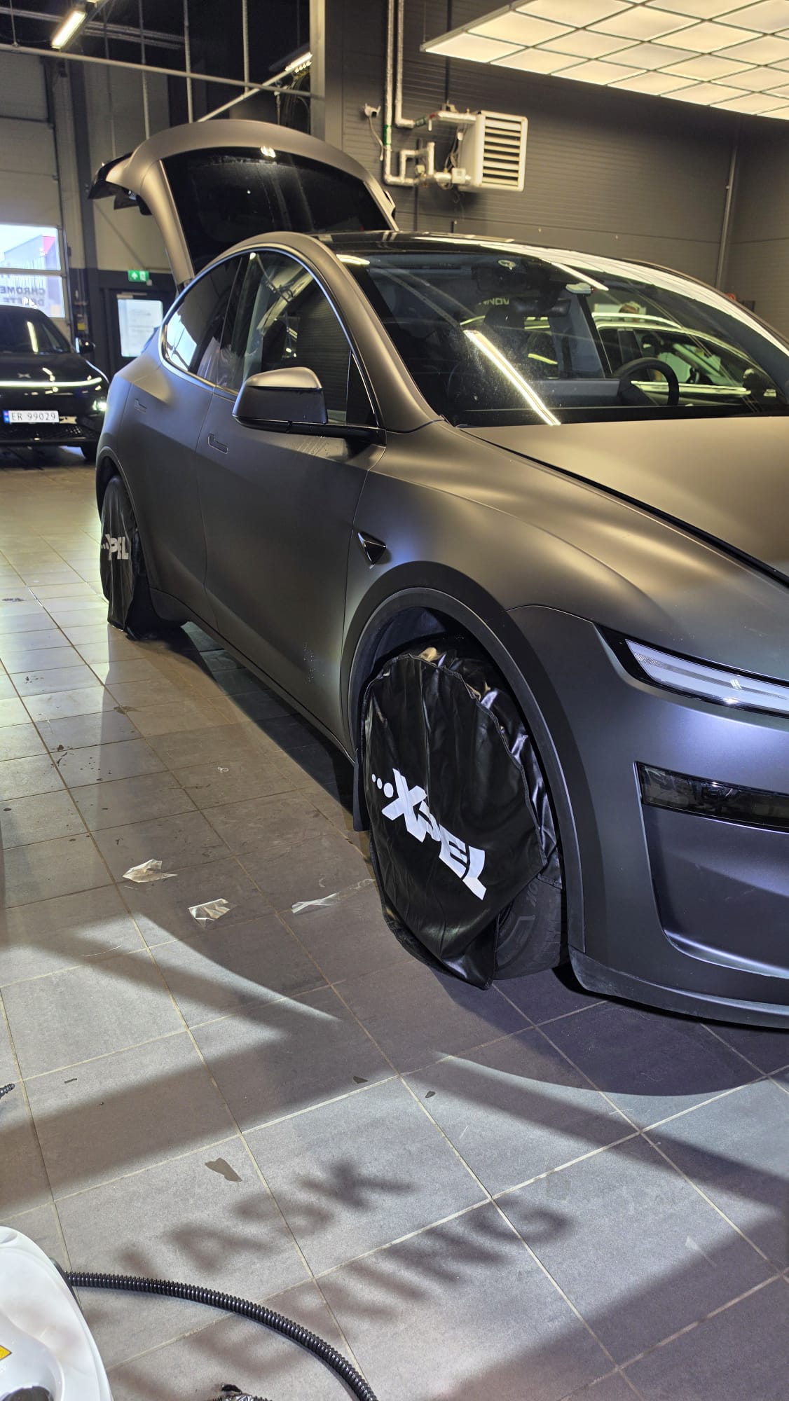 Tesla med XPEL PPF under montering i studioet på Gardermoen