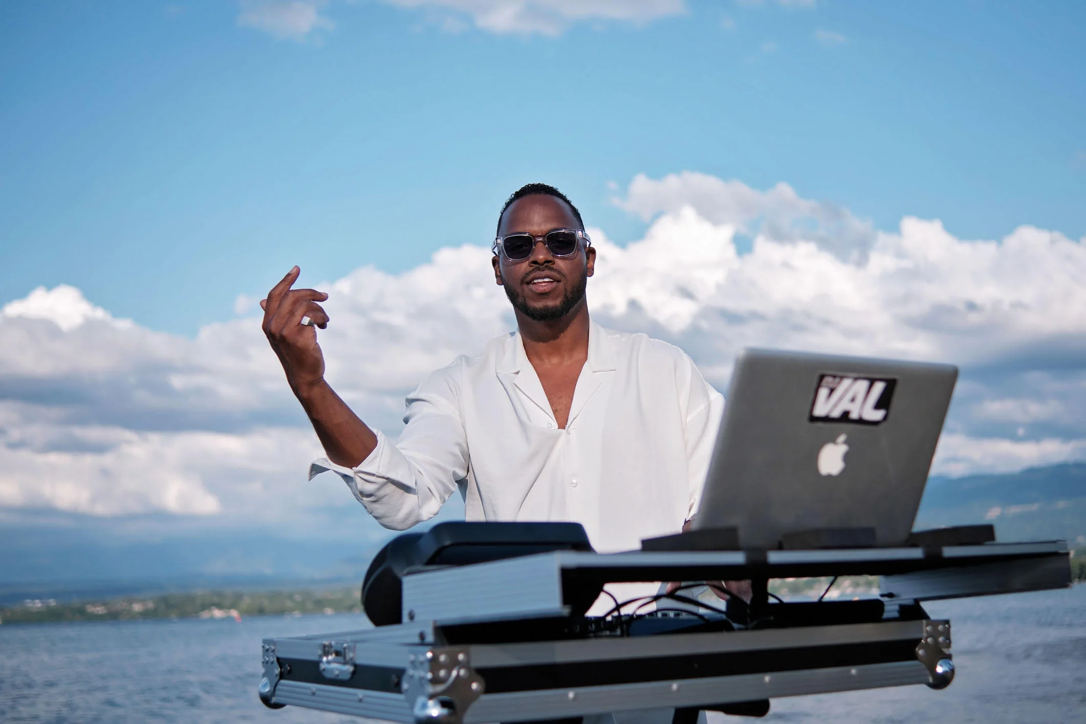 DJ en prestation en extérieur au bord du lac près de Genève.