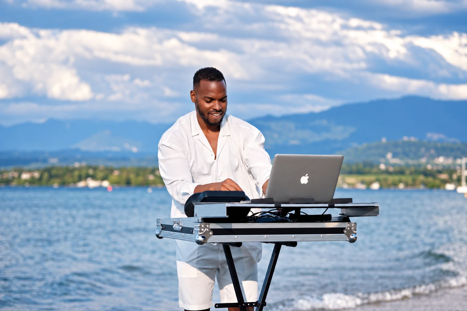 DJ professionnel animant une soirée de mariage élégante avec son équipement DJ, entouré d’invités dans une villa illuminée la nuit.