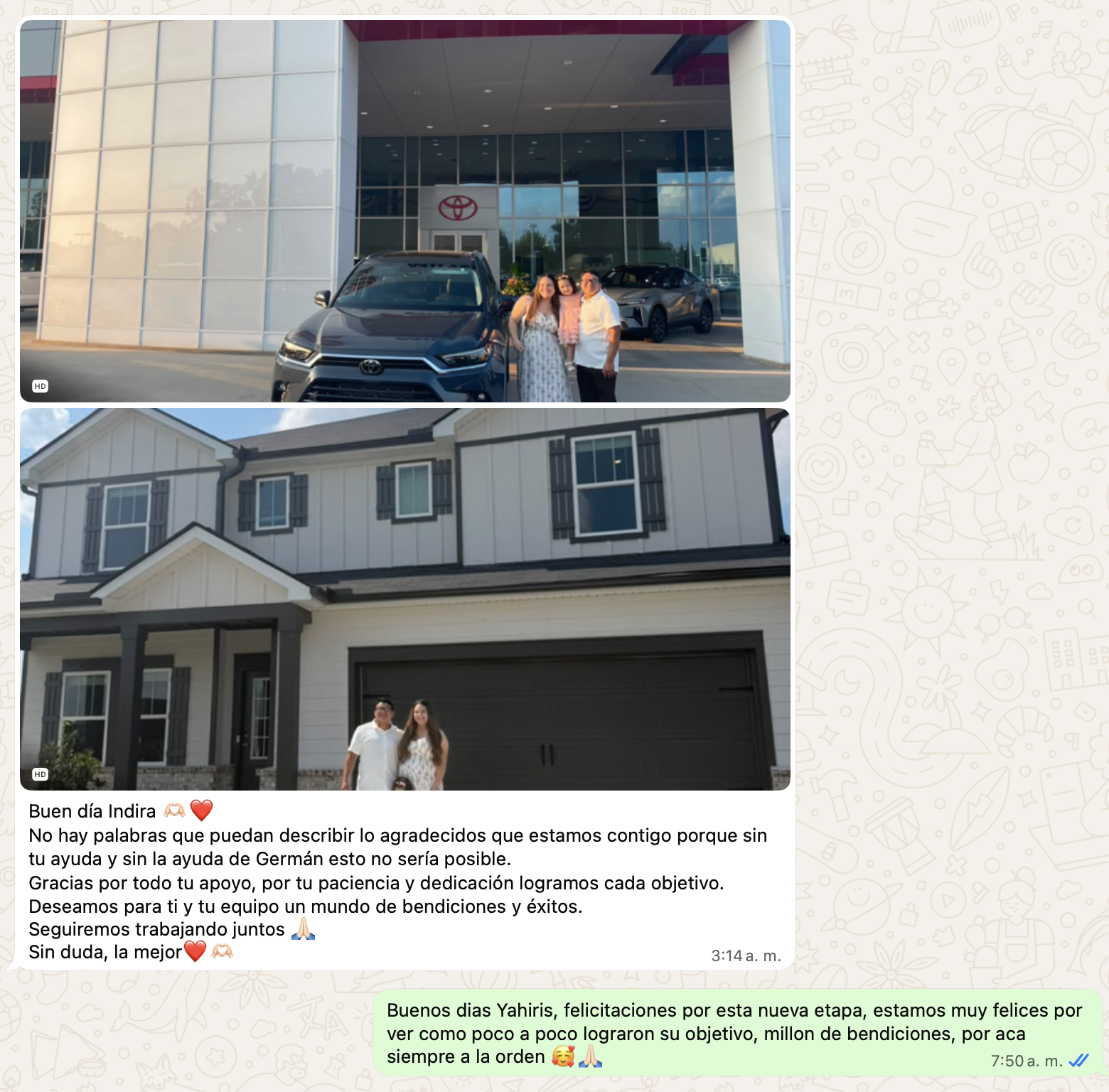 Familia latina frente a su nueva casa