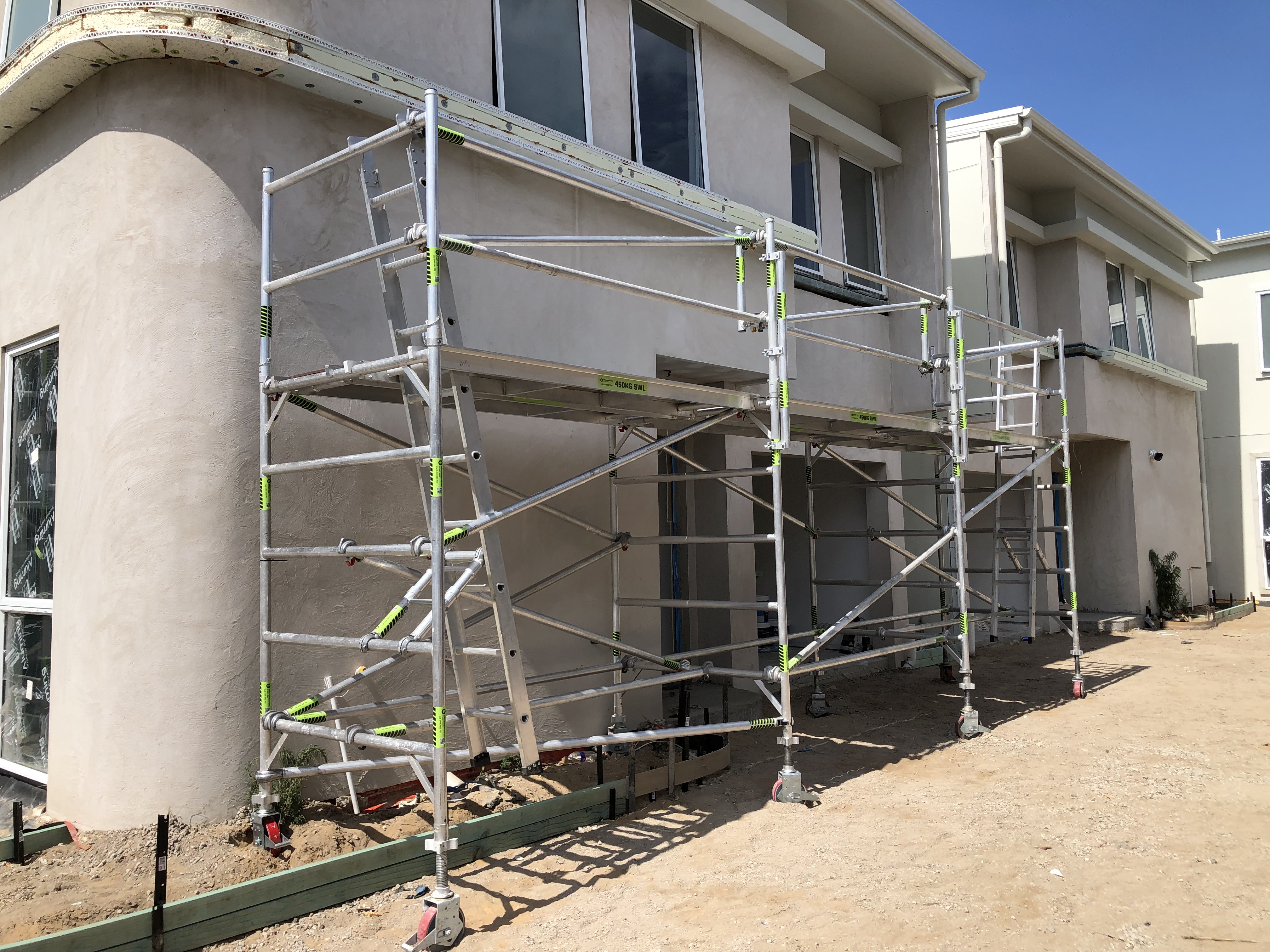 Folding mobile scaffold tower