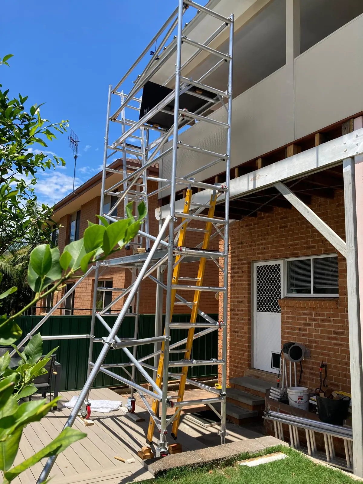 Single width mobile scaffold tower