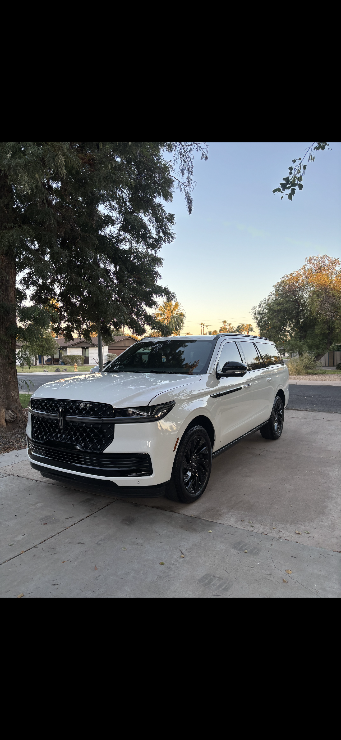 Lincoln Navigator finished detail, front three-quarter view