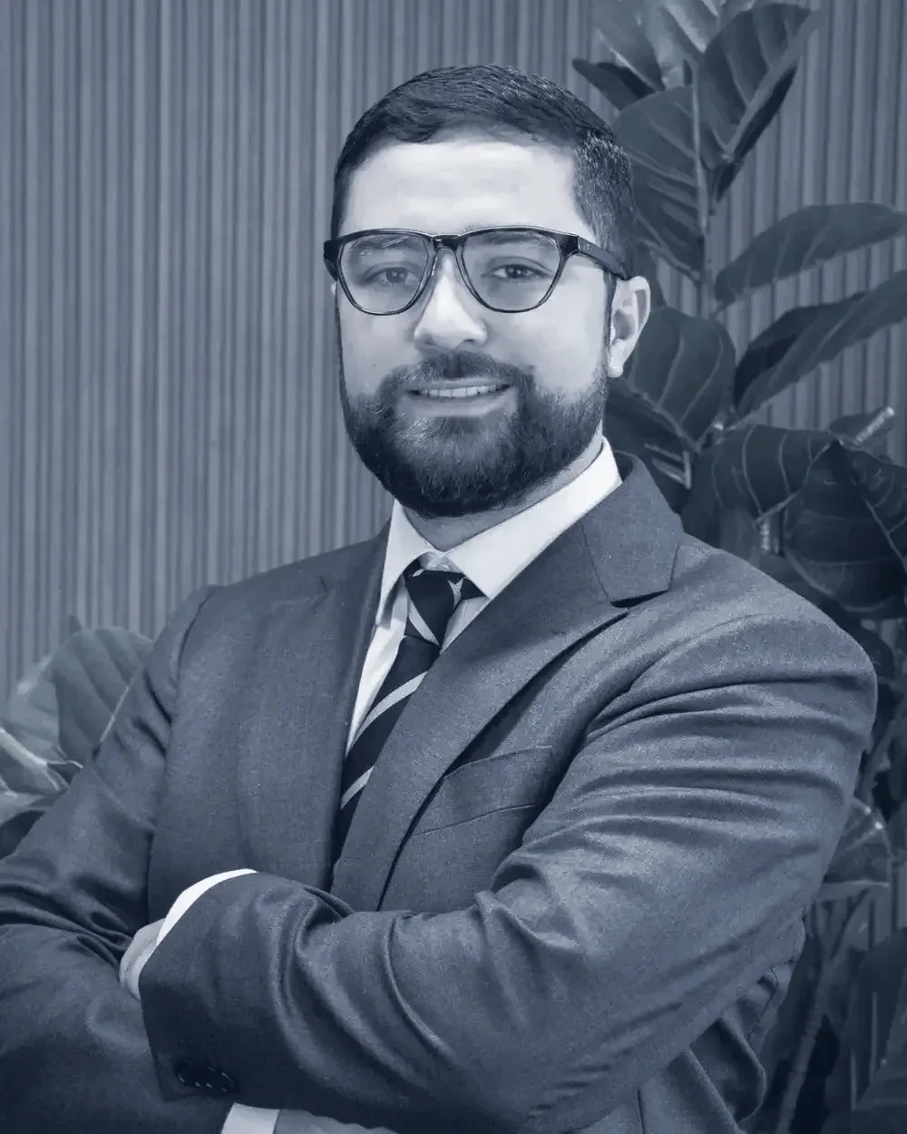 Sebastián Cano, de traje gris y corbata azul, con los brazos cruzados