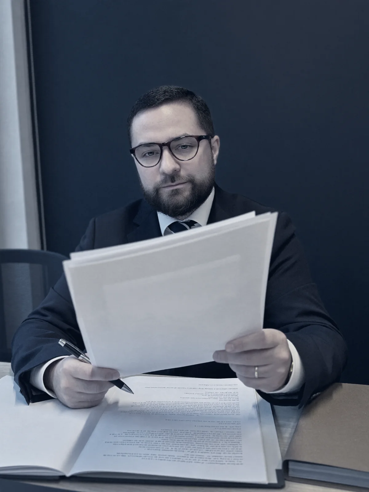 Sebastián Cano leyendo un expediente en su escritorio
