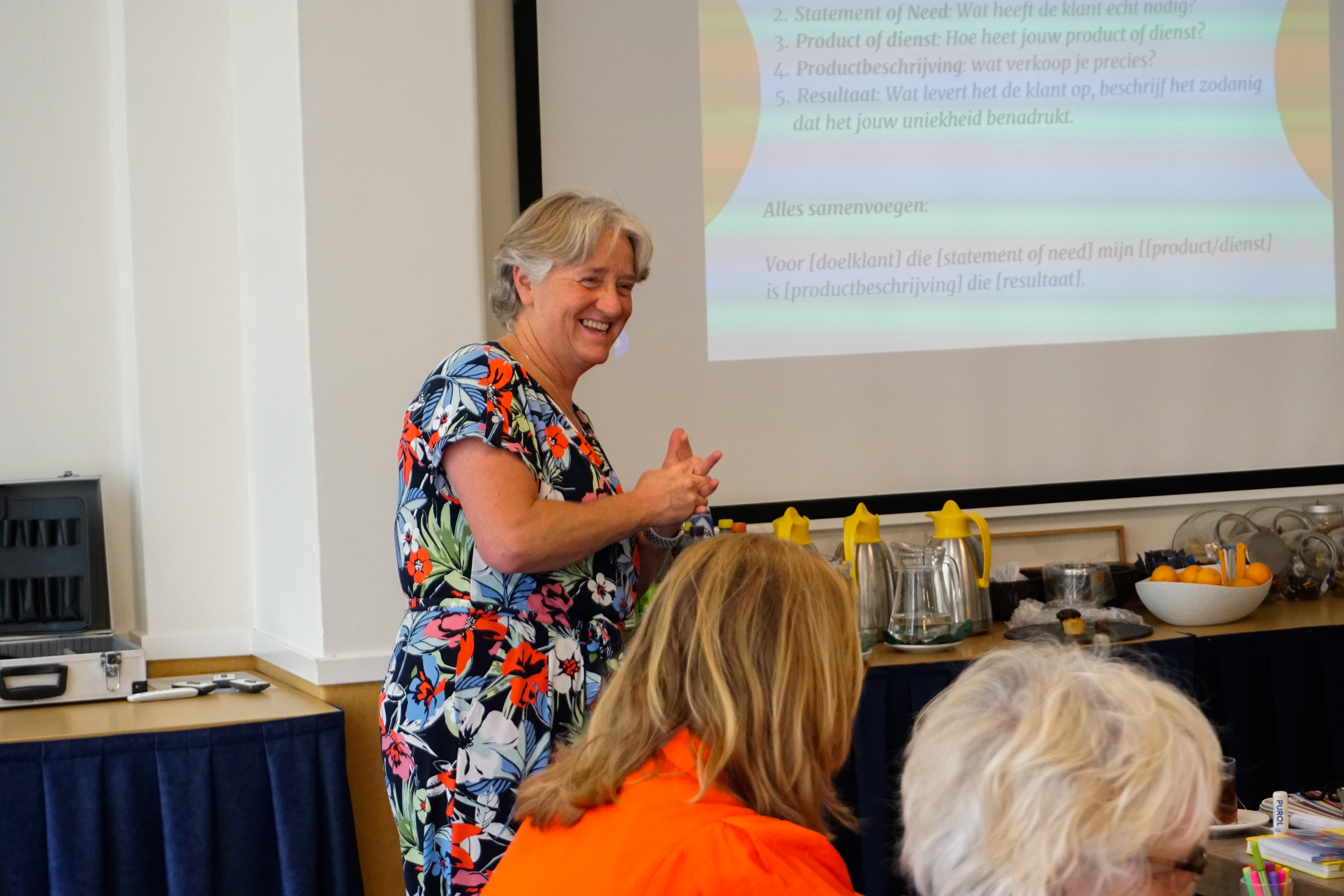 Jeanet Bathoorn geeft les aan de Roadmap-groep