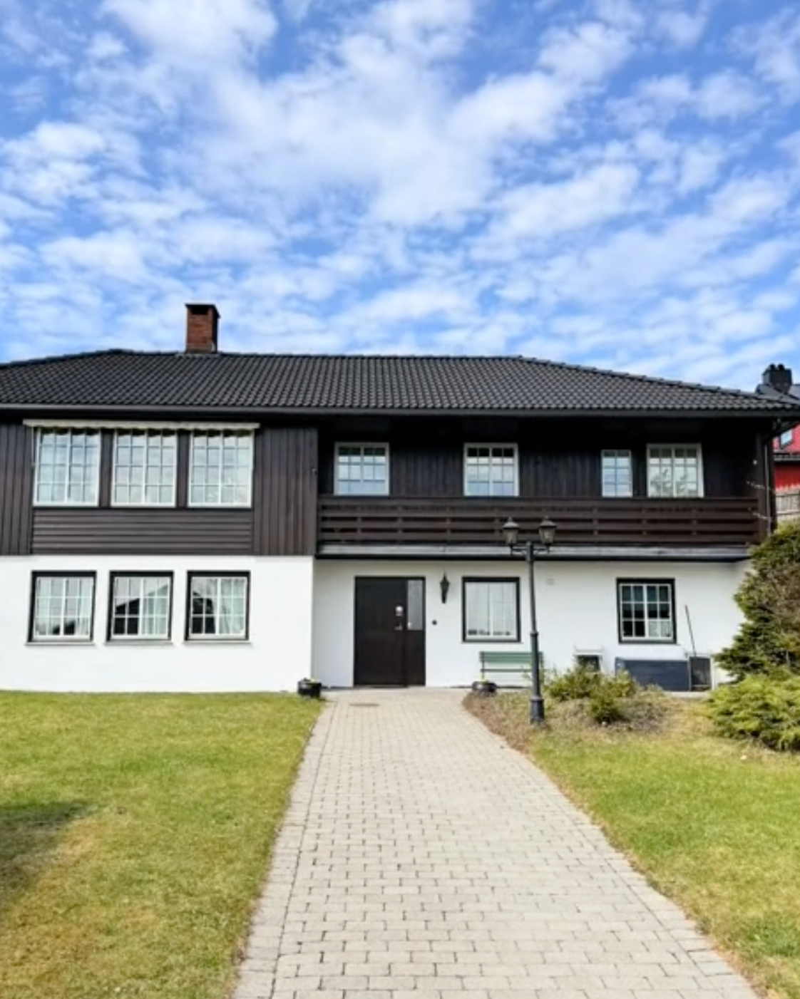 Maler i arbeid på stillas