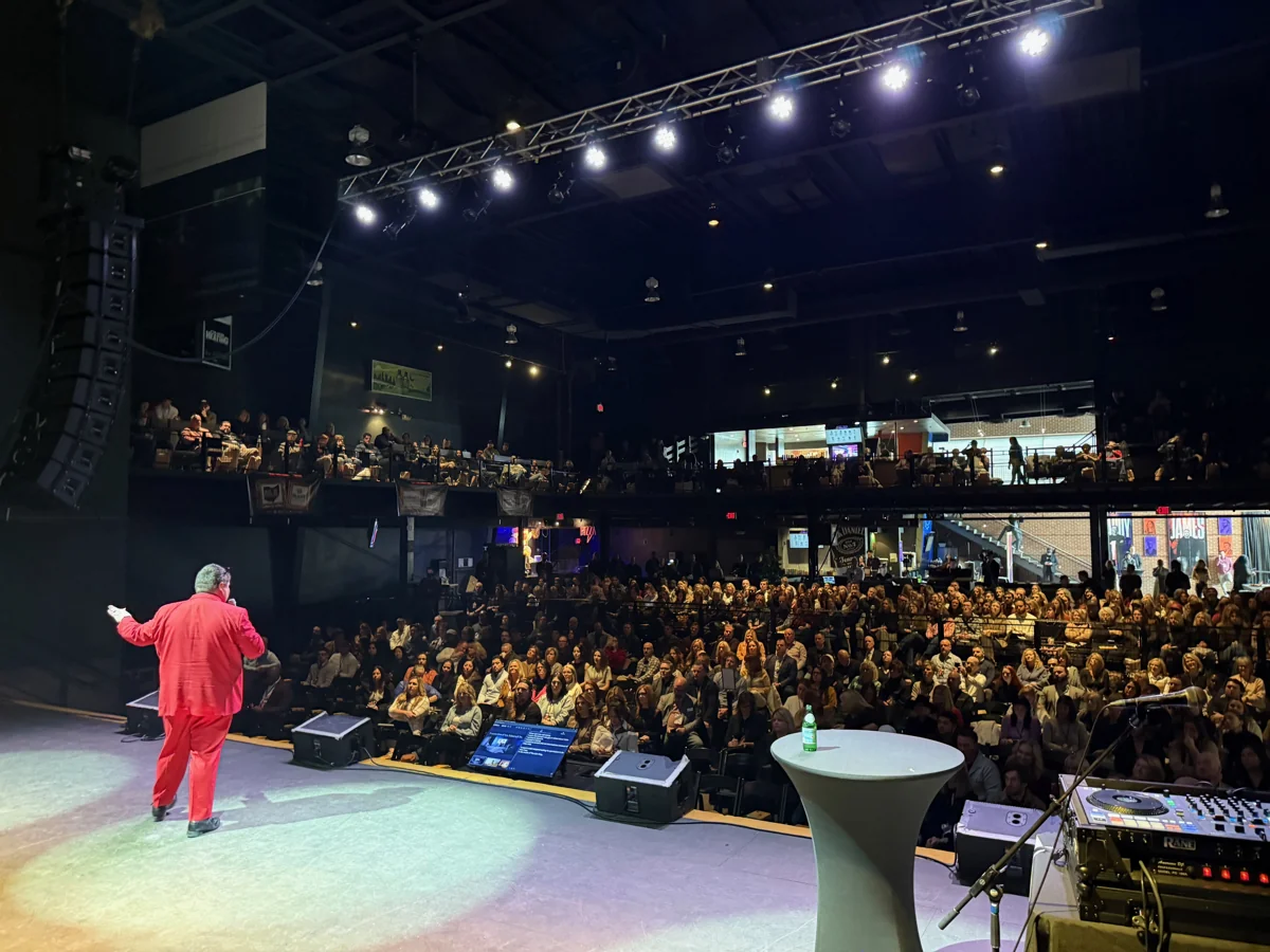 The full audience seen from behind Justin Phillips on stage