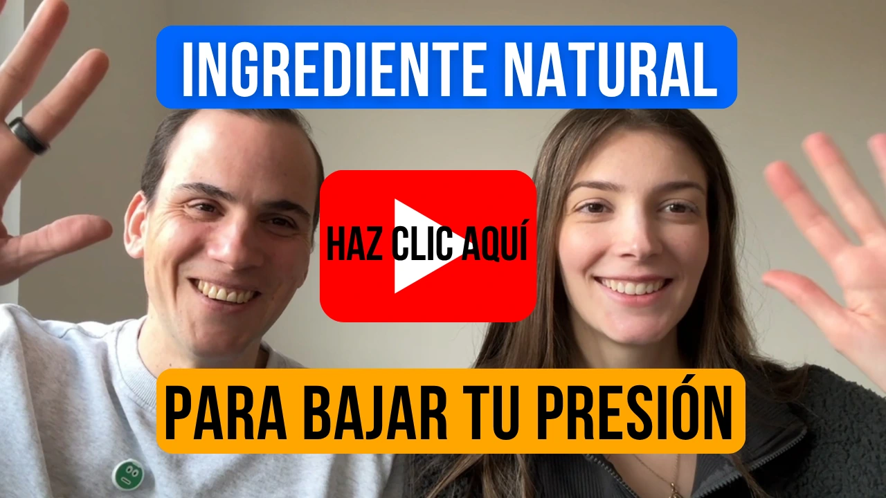 Leire y Oscar sonrientes saludan a la cámara sobre un fondo promocional. Texto superpuesto destaca “Ingrediente Natural”, “HAZ CLIC AQUÍ” y “PARA bajar tu presion”, invitando al espectador a iniciar un entrenamiento gratuito para bajar tu presión arterial sin pastillas.