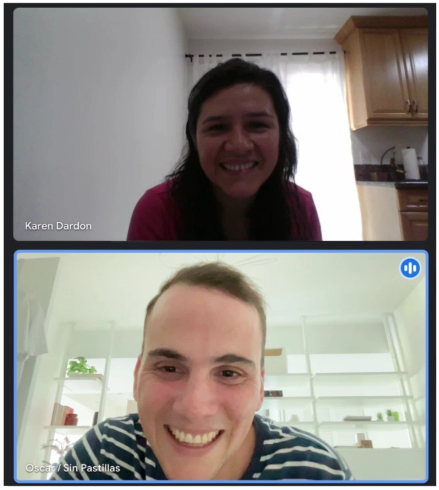 Captura de Oscar en una videollamada con una paciente llamada Karen ambos se ven sonrientes