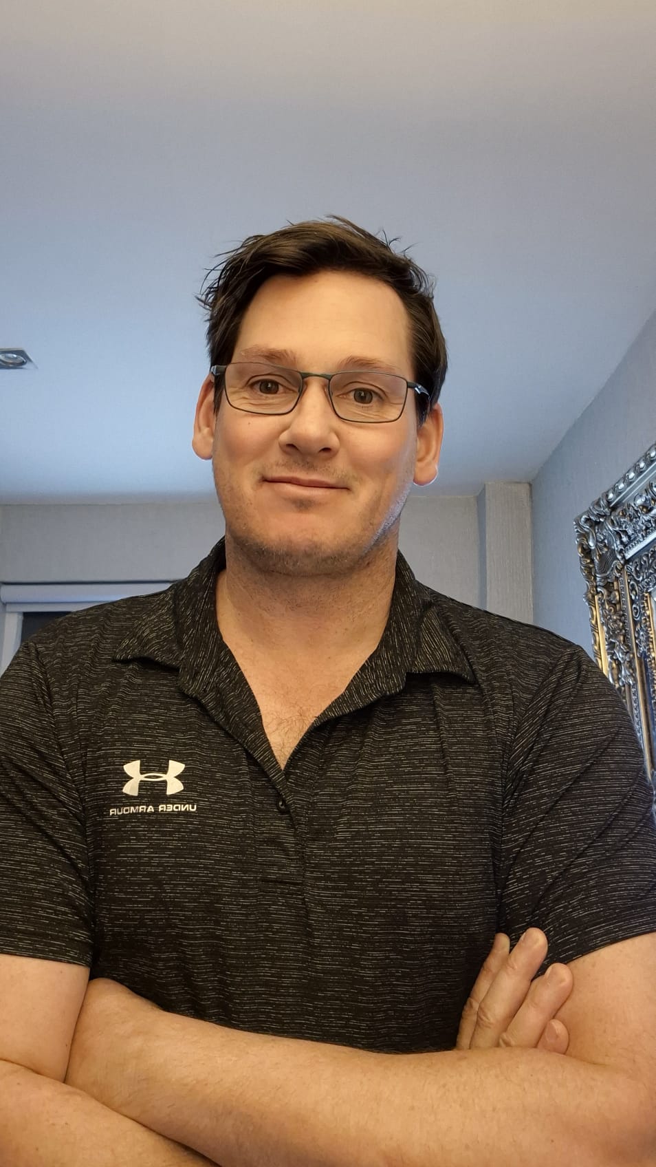 Charlton Botha, deep tissue massage therapist in Pretoria, providing targeted muscle recovery treatment