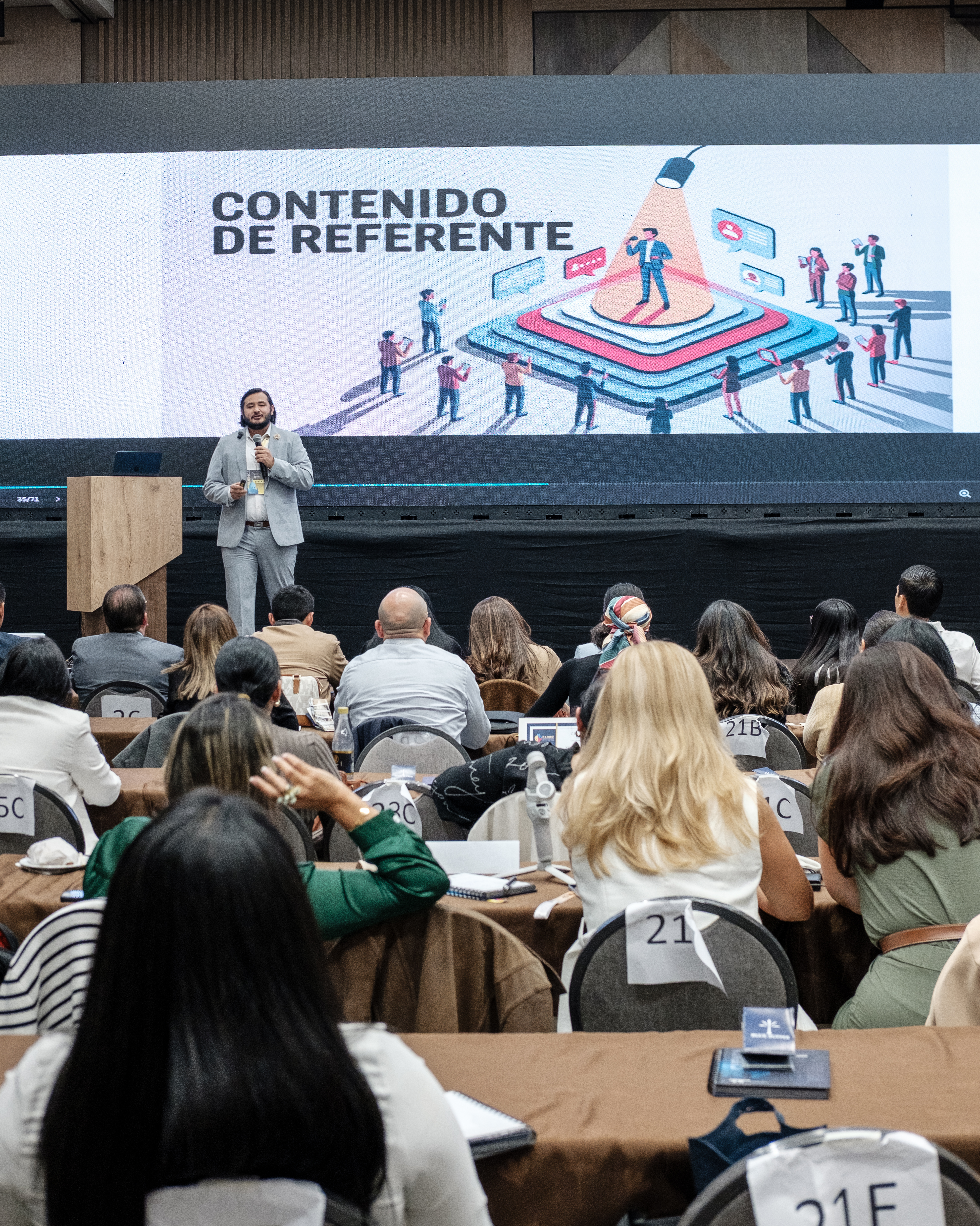 JuanJo Christiansen dando una conferencia