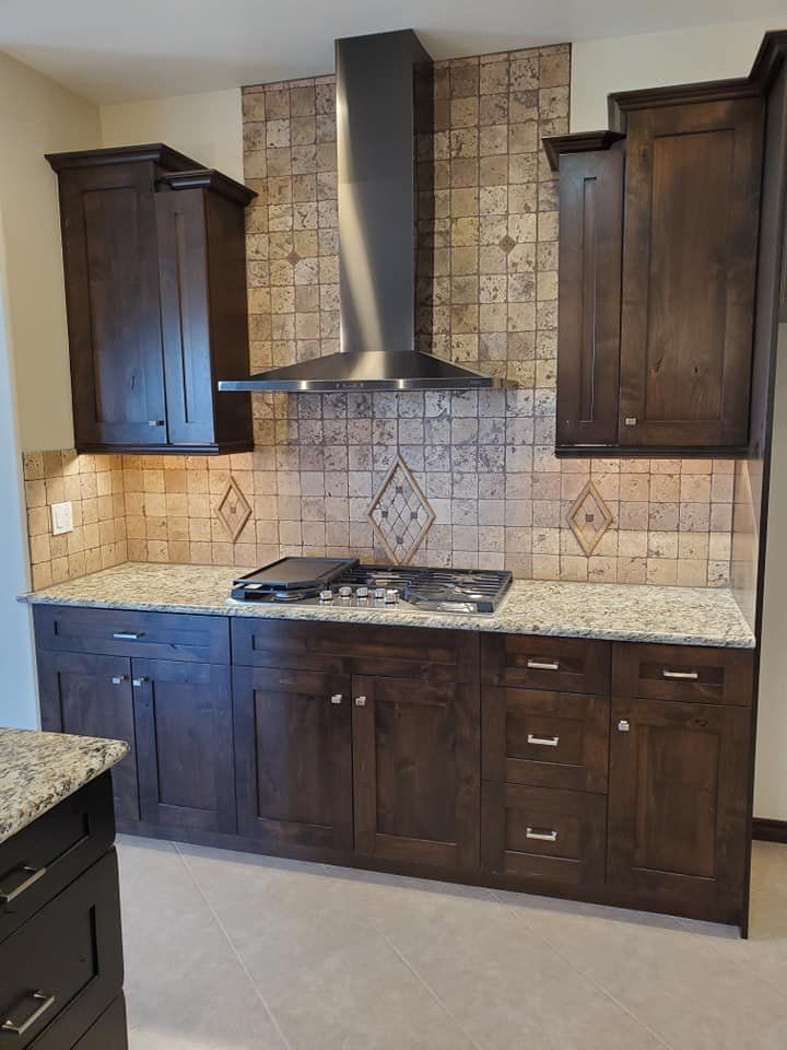 Kitchen exhaust hood and backsplash
