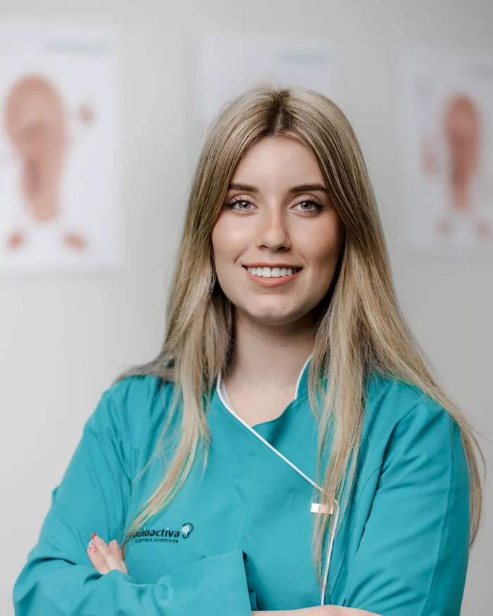 Judith Castiblanques, audioprotesista de Audioactiva, sonriendo en el centro