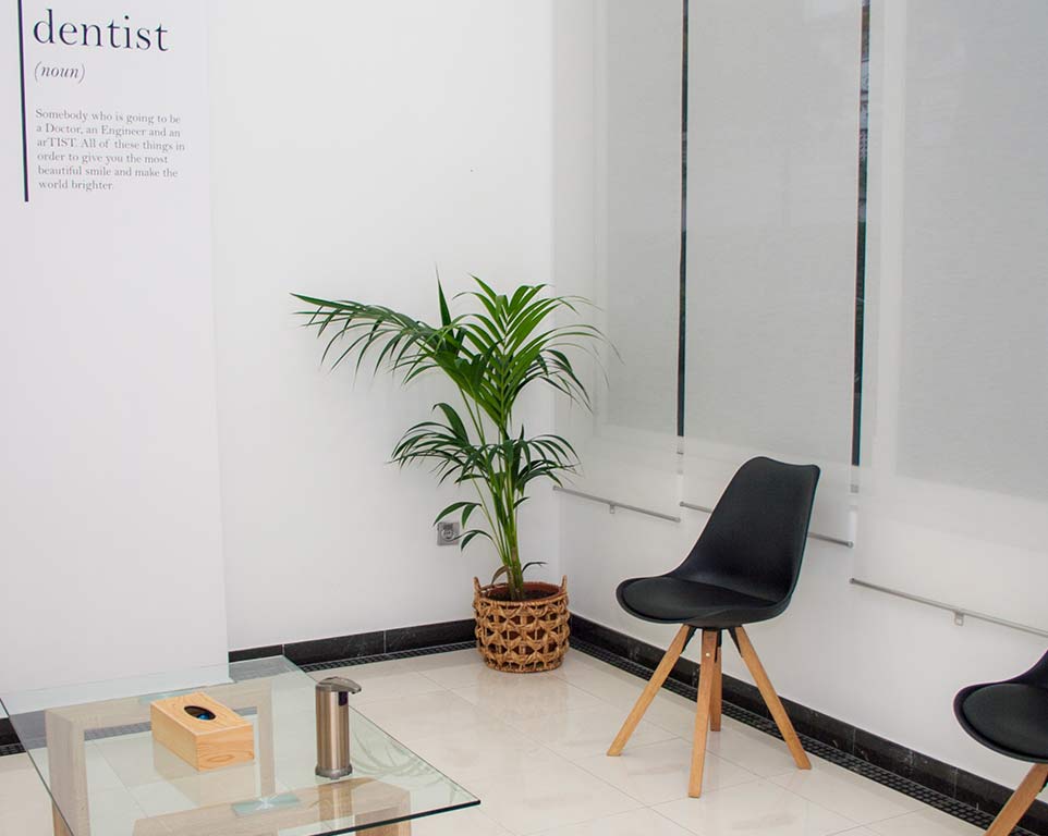 Sala de espera de Clínica Dental Palma, donde te recibimos en tu primera visita