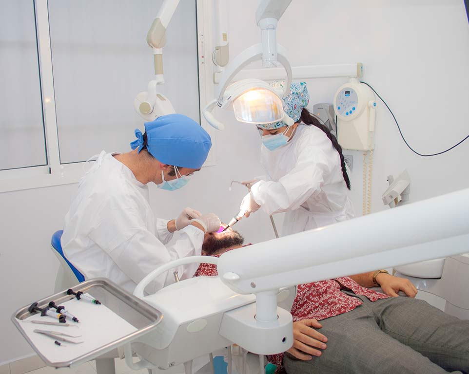 El Dr. Barranco y la higienista de Clínica Dental Palma durante un tratamiento