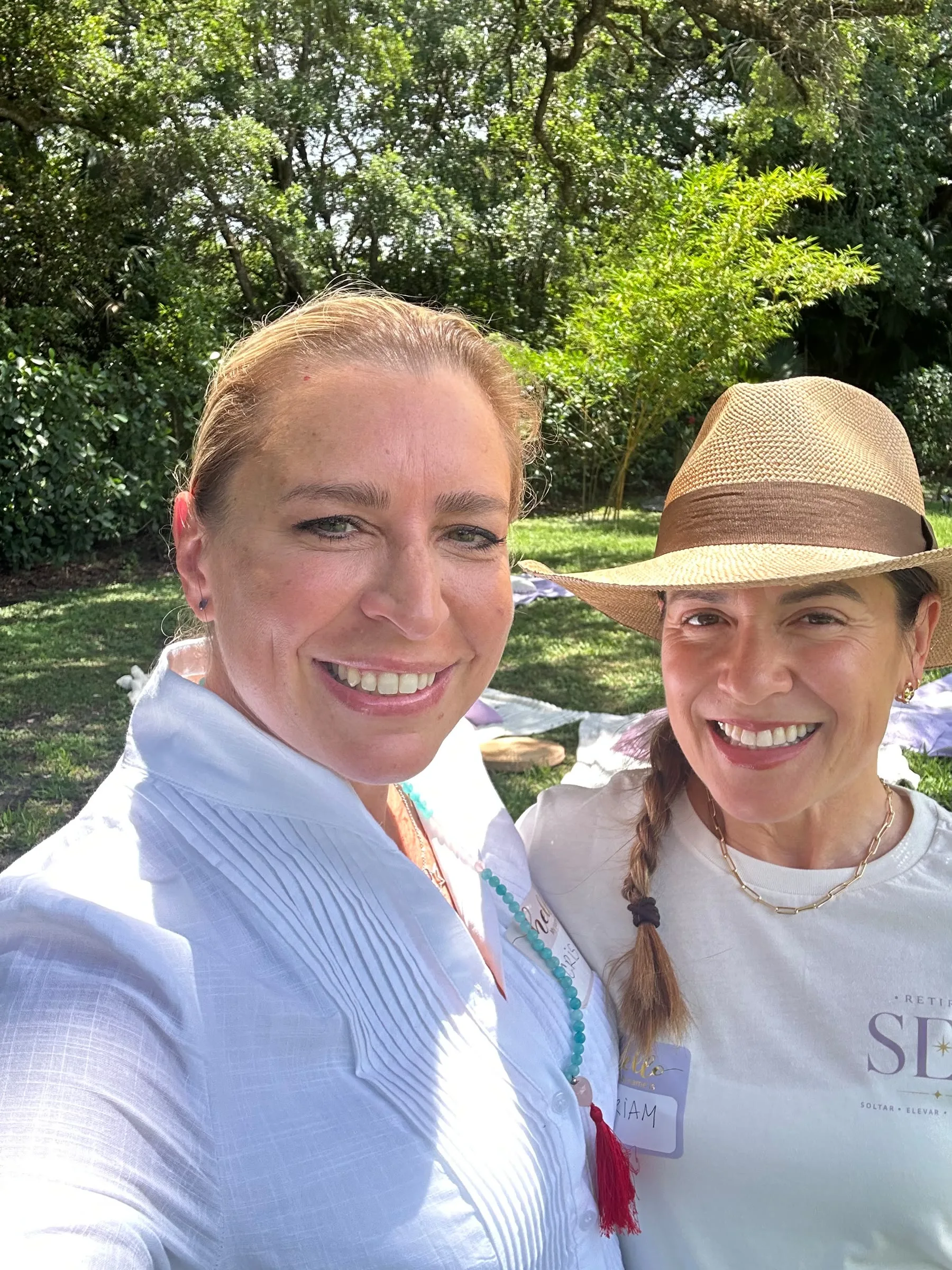 Cristina junto a una participante del retiro
