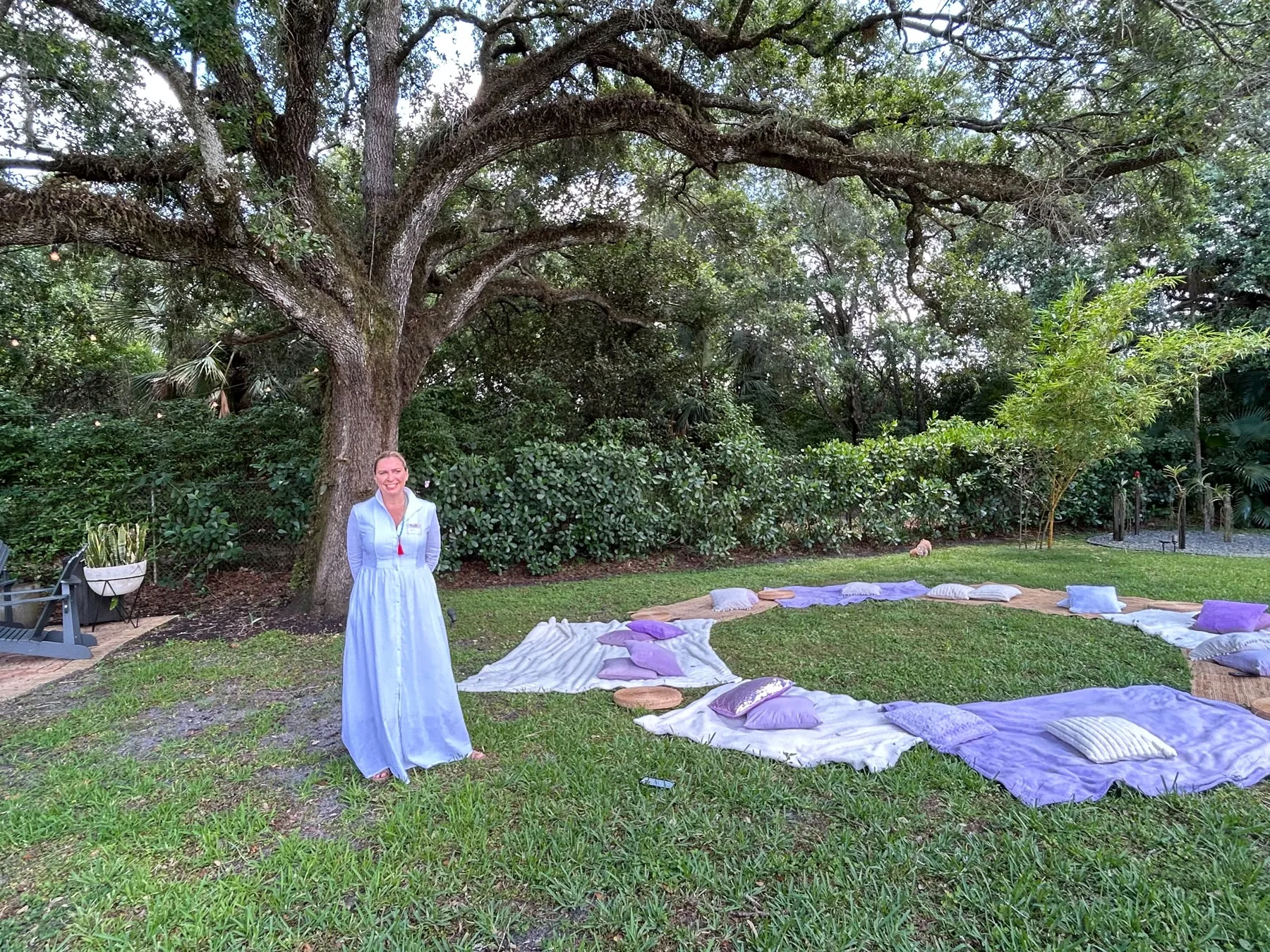 Círculo de mantas y cojines lavanda listo para el retiro