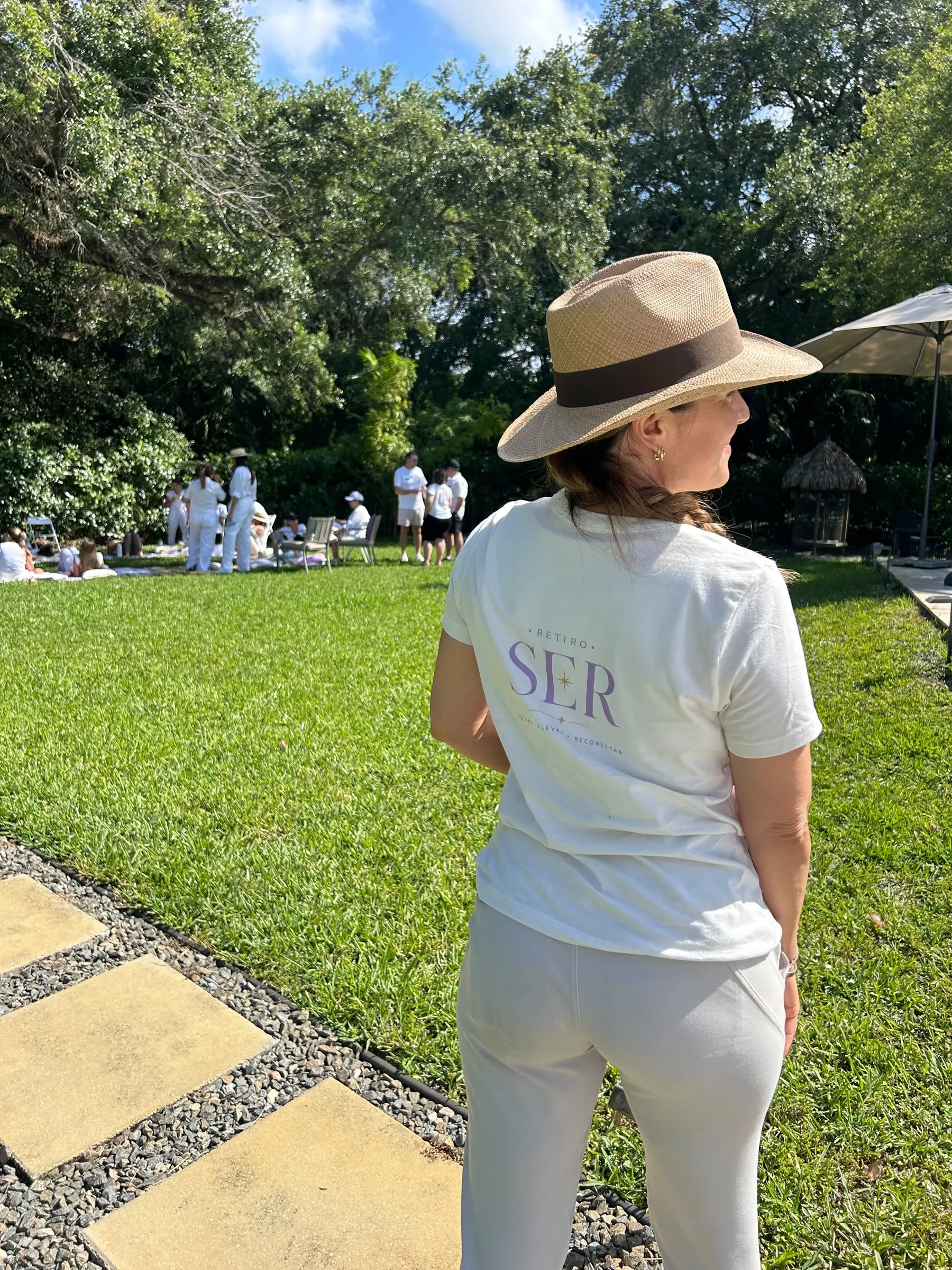 Camiseta del Retiro Ser: Soltar, Elevar, Reconectar