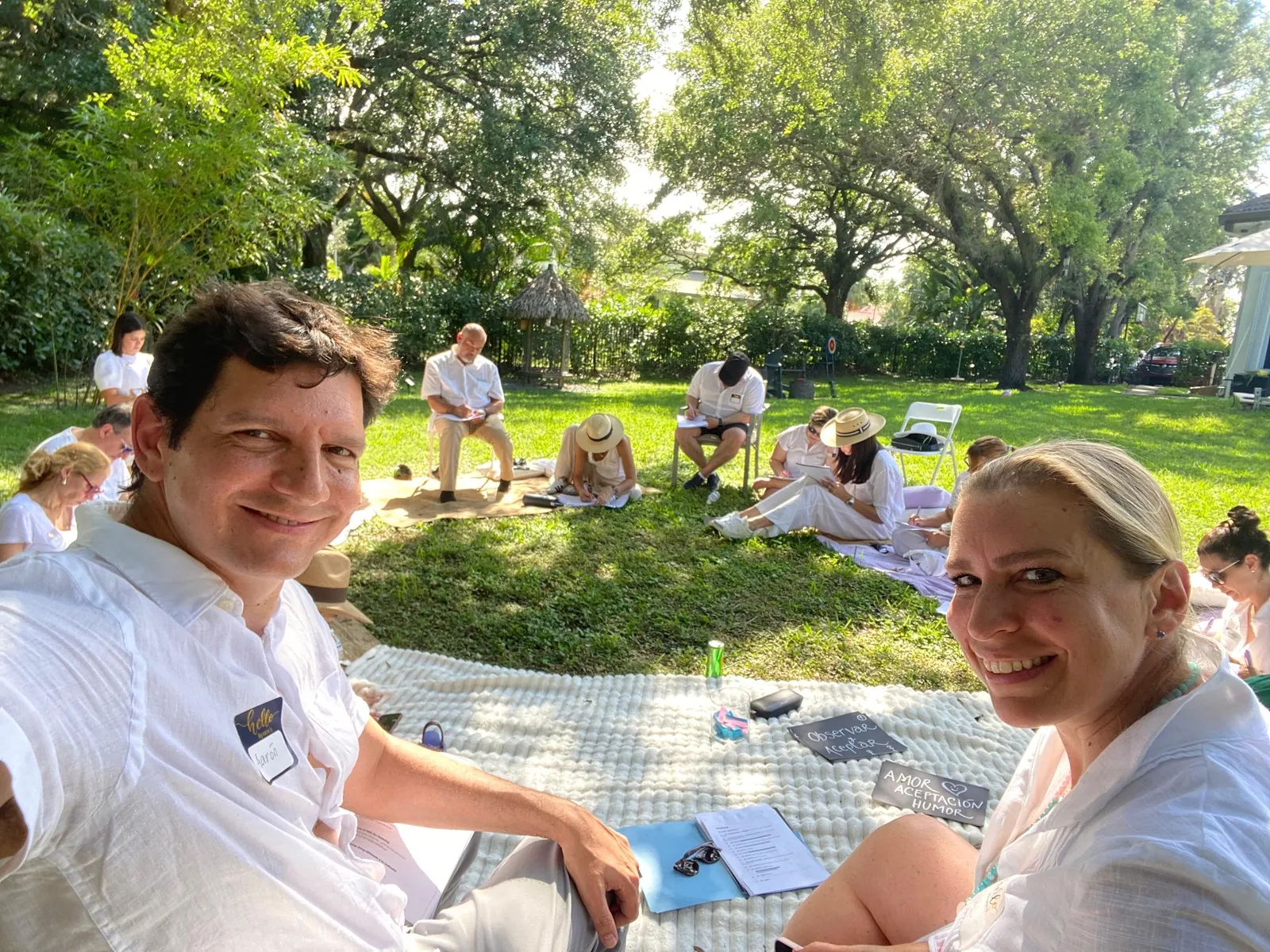 Aarón y Cris con el Círculo de Lectura de Un Curso de Milagros reunido en la naturaleza