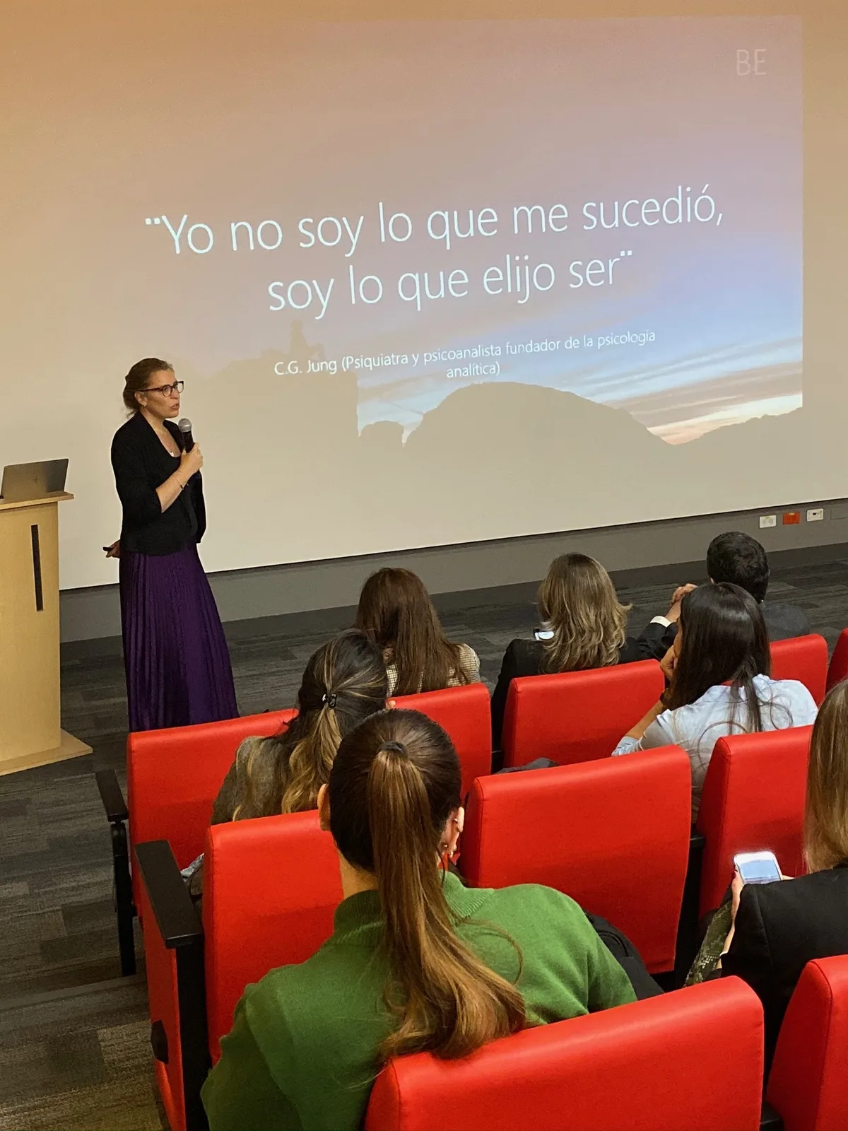 Cristina Sorgi en tarima — Yo no soy lo que me sucedió, soy lo que elijo ser