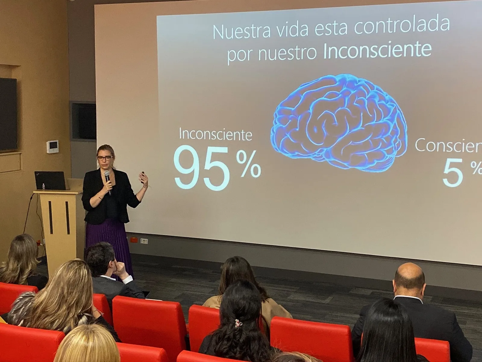 Cristina Sorgi explicando el poder del inconsciente