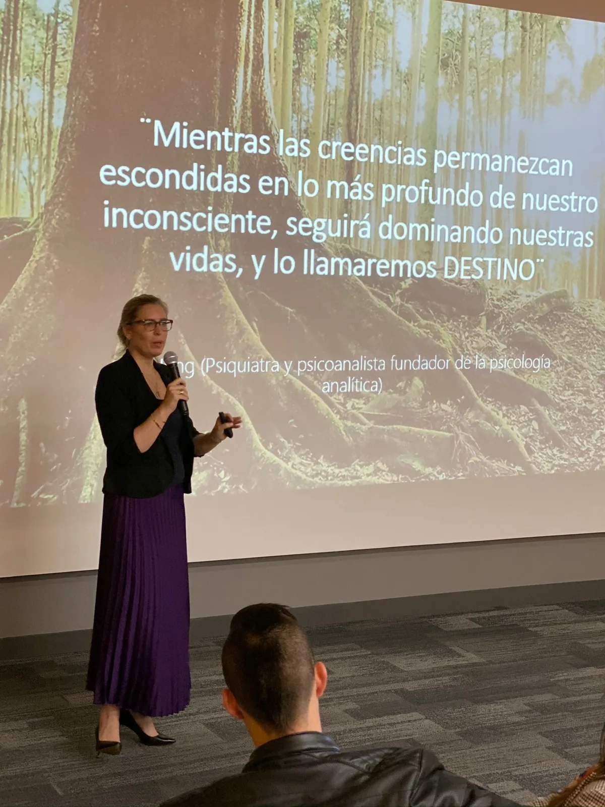 Cristina Sorgi dando una conferencia sobre creencias