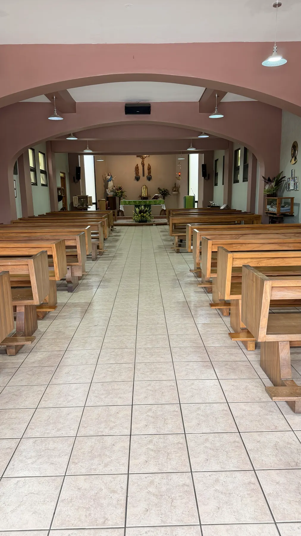 Capilla de Saint Francis College, con el altar y el crucifijo al fondo