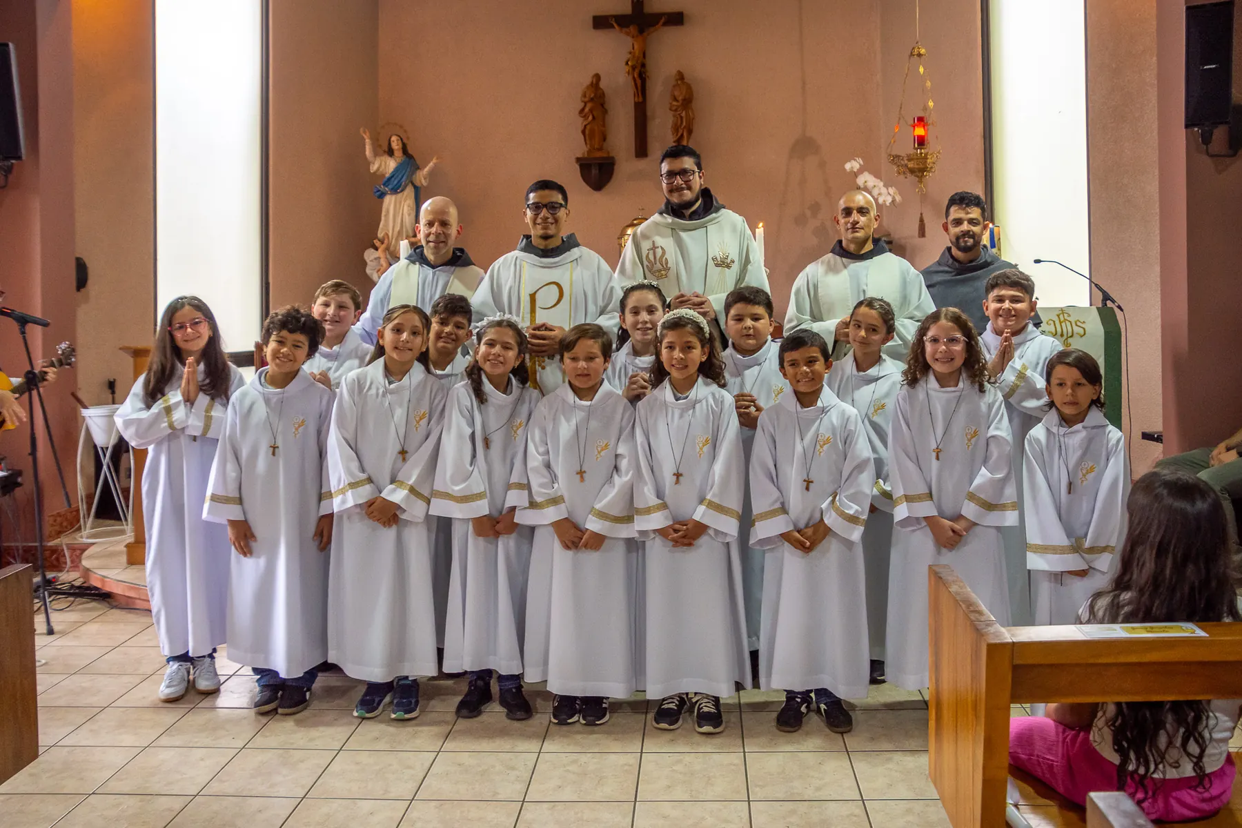 Grupo de estudiantes en un encuentro de catequesis