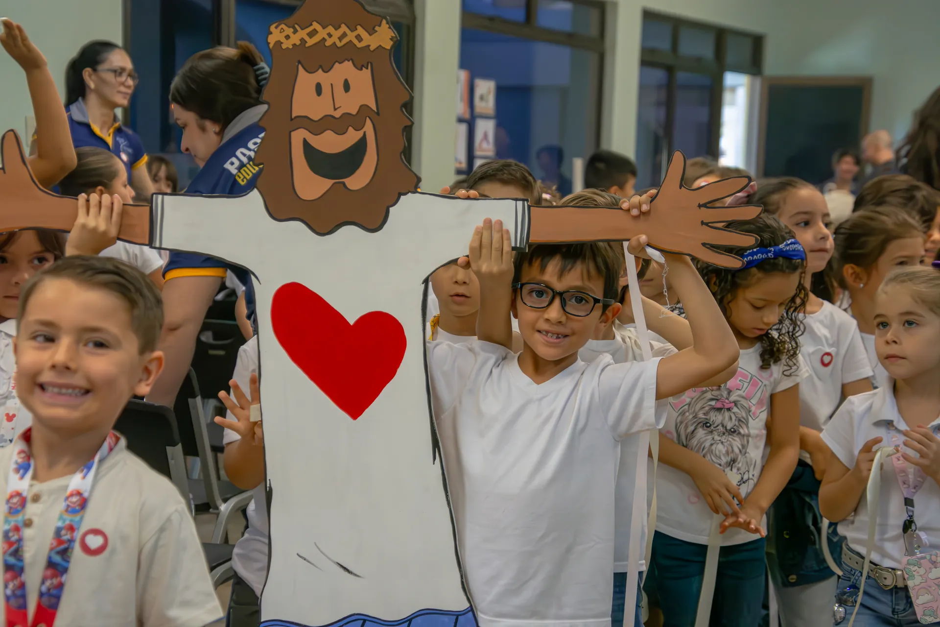 Estudiantes de Primaria celebran la Semana Franciscana junto a una figura de Jesús