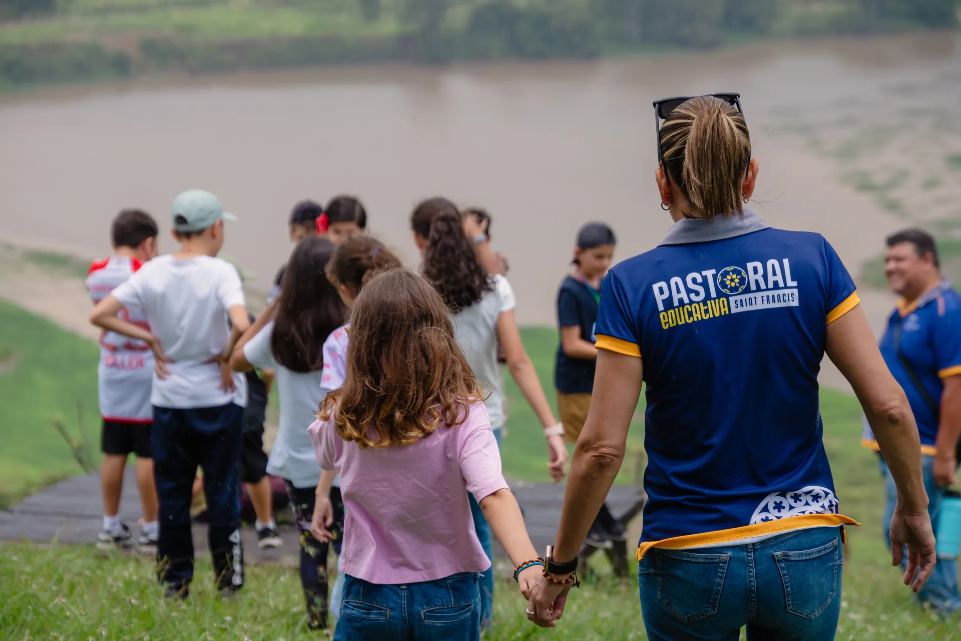Estudiantes y una docente de Pastoral caminan juntos en una actividad al aire libre