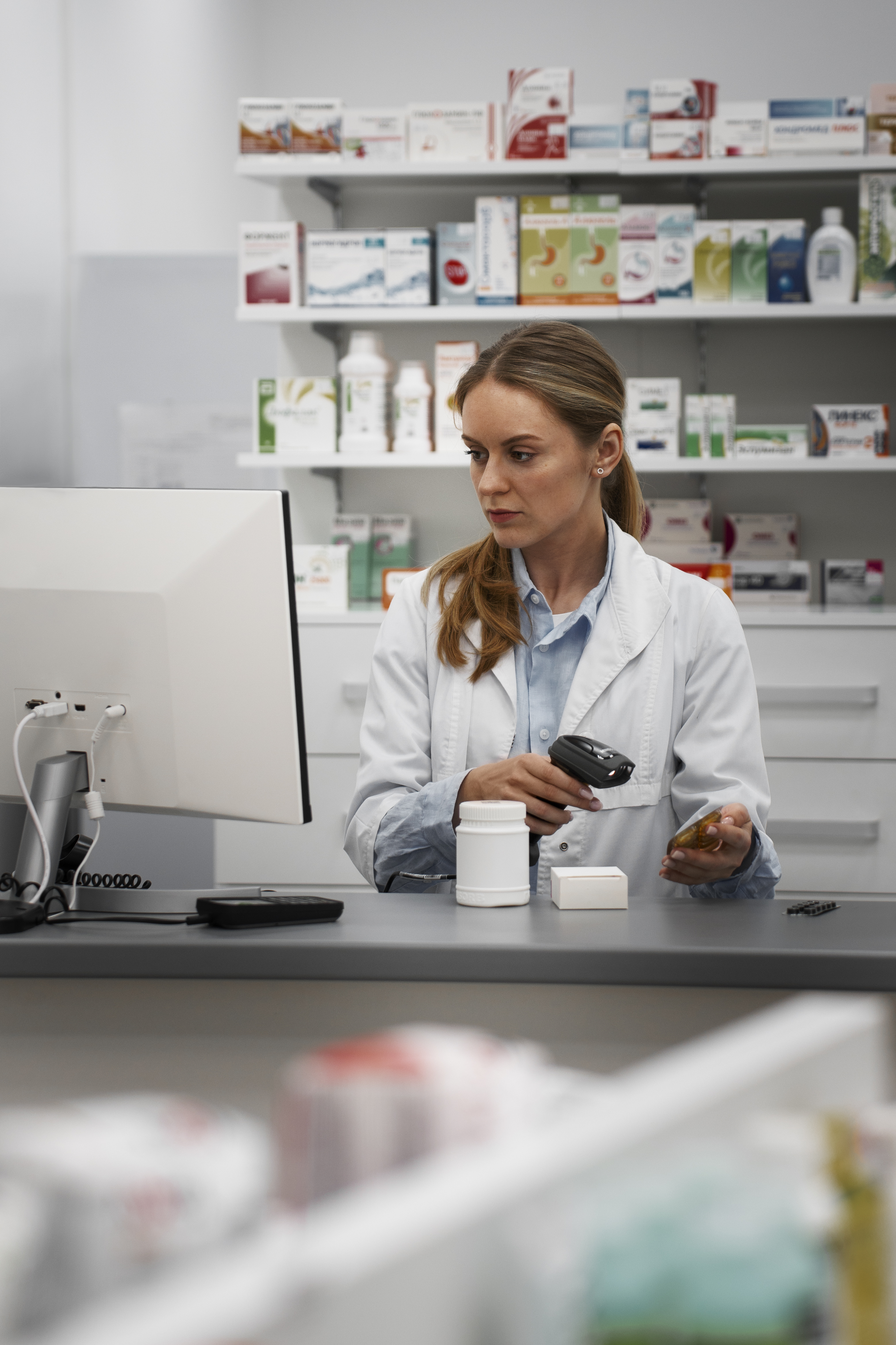 Farmacéutica latina atendiendo a un cliente en Farmacia Dichi