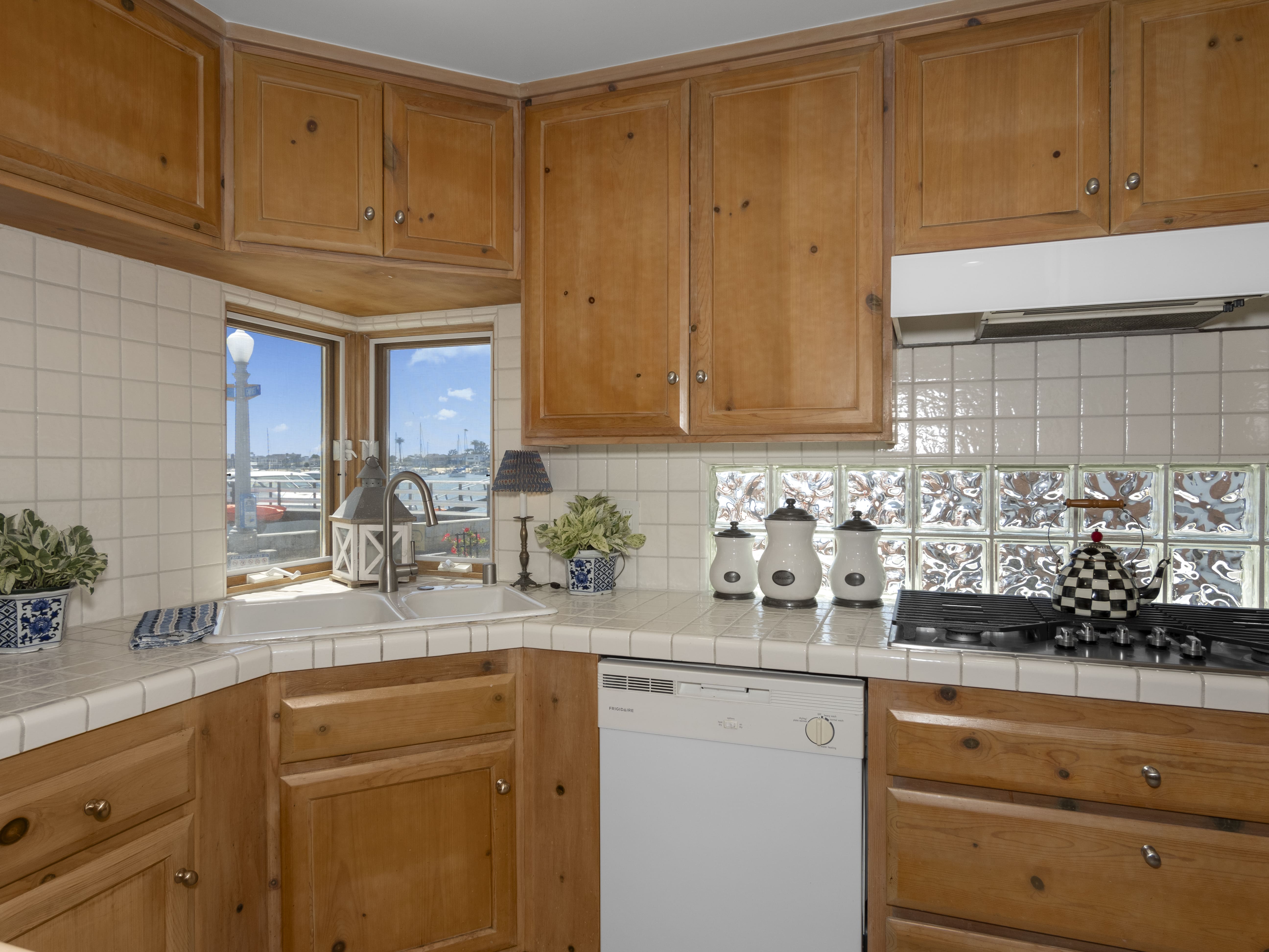 Living space with waterfront glazing