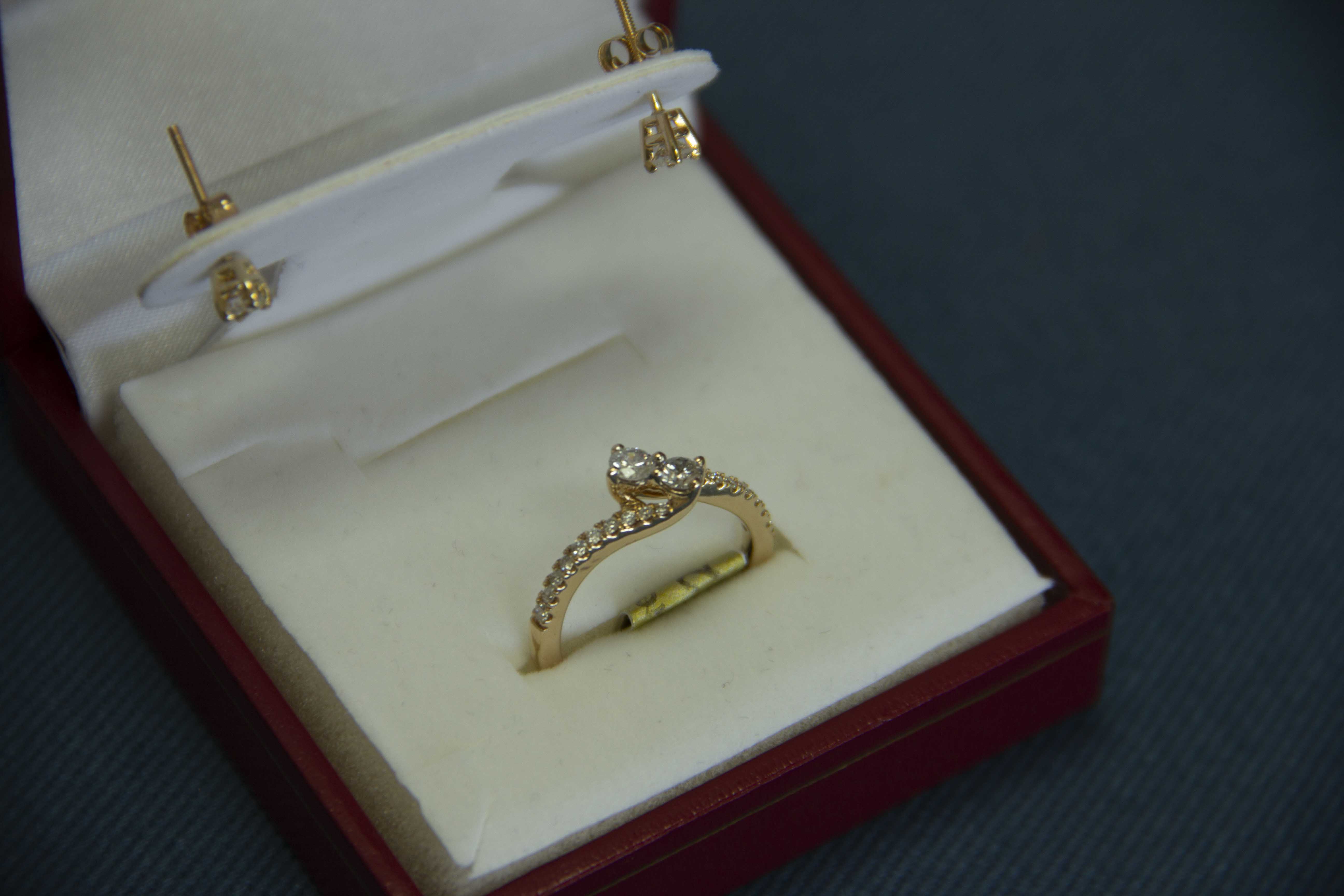 Anillo y aretes de oro con diamantes