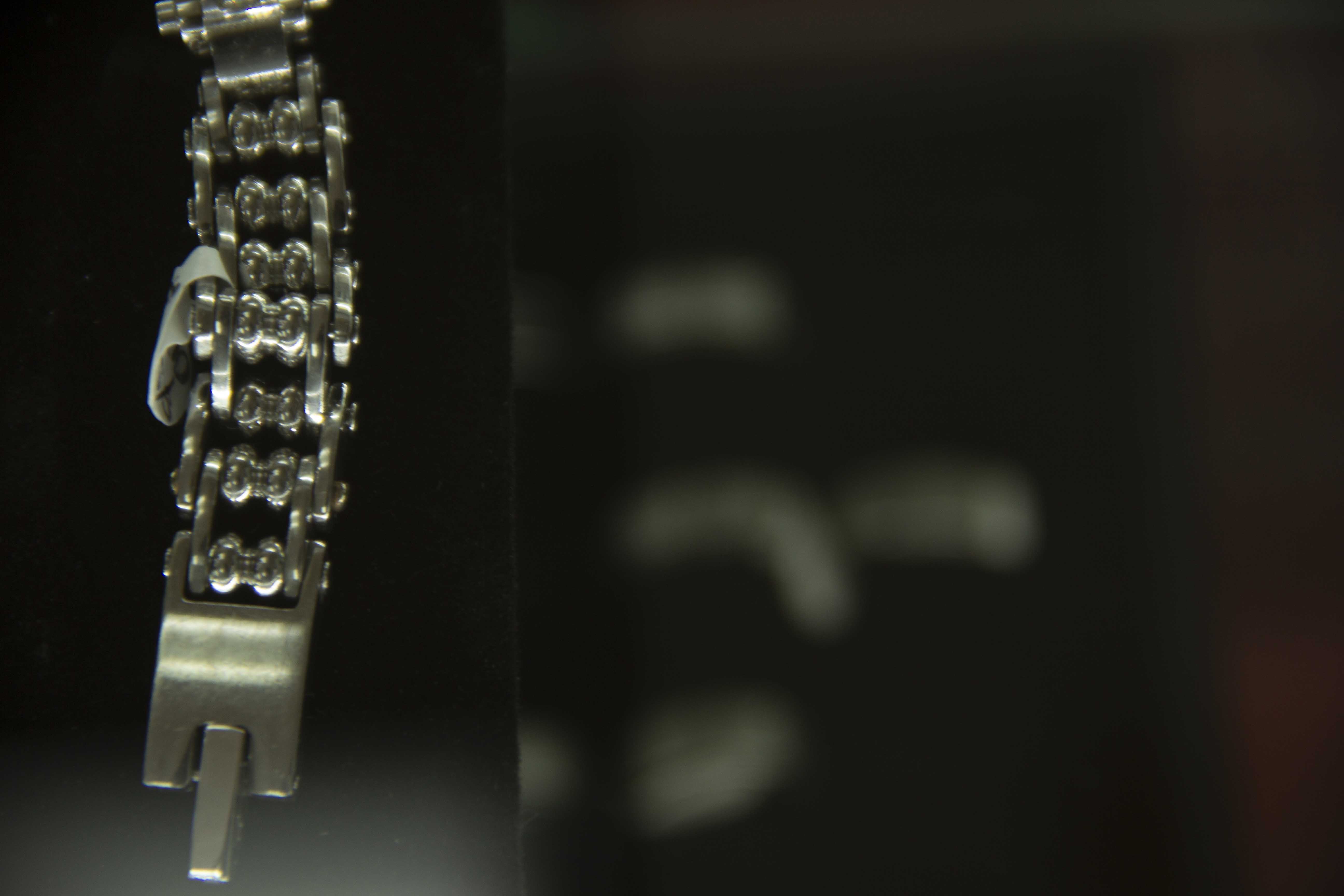 Brazalete de acero o plata en exhibición