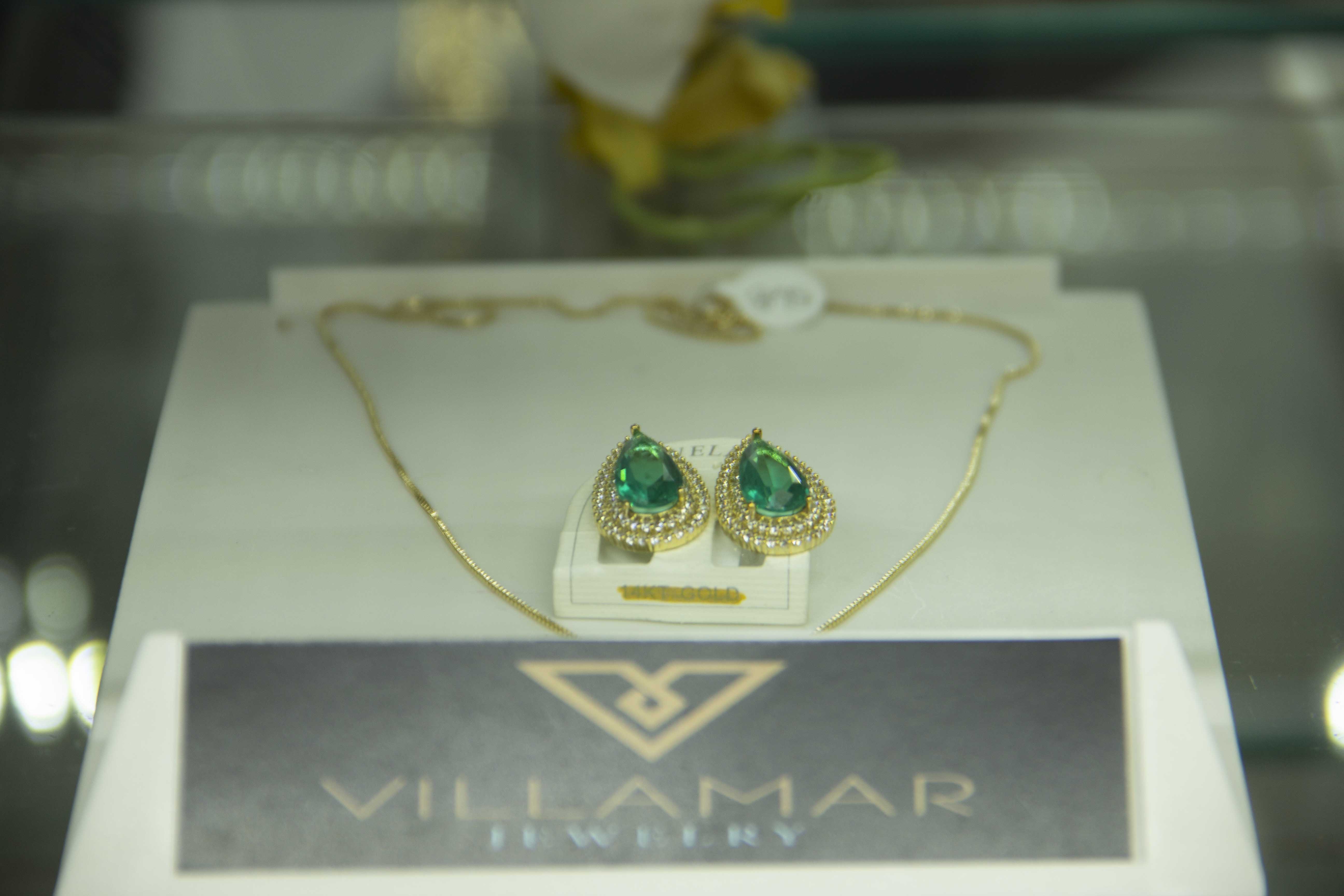 Aretes de esmeralda y cadena de oro 18k