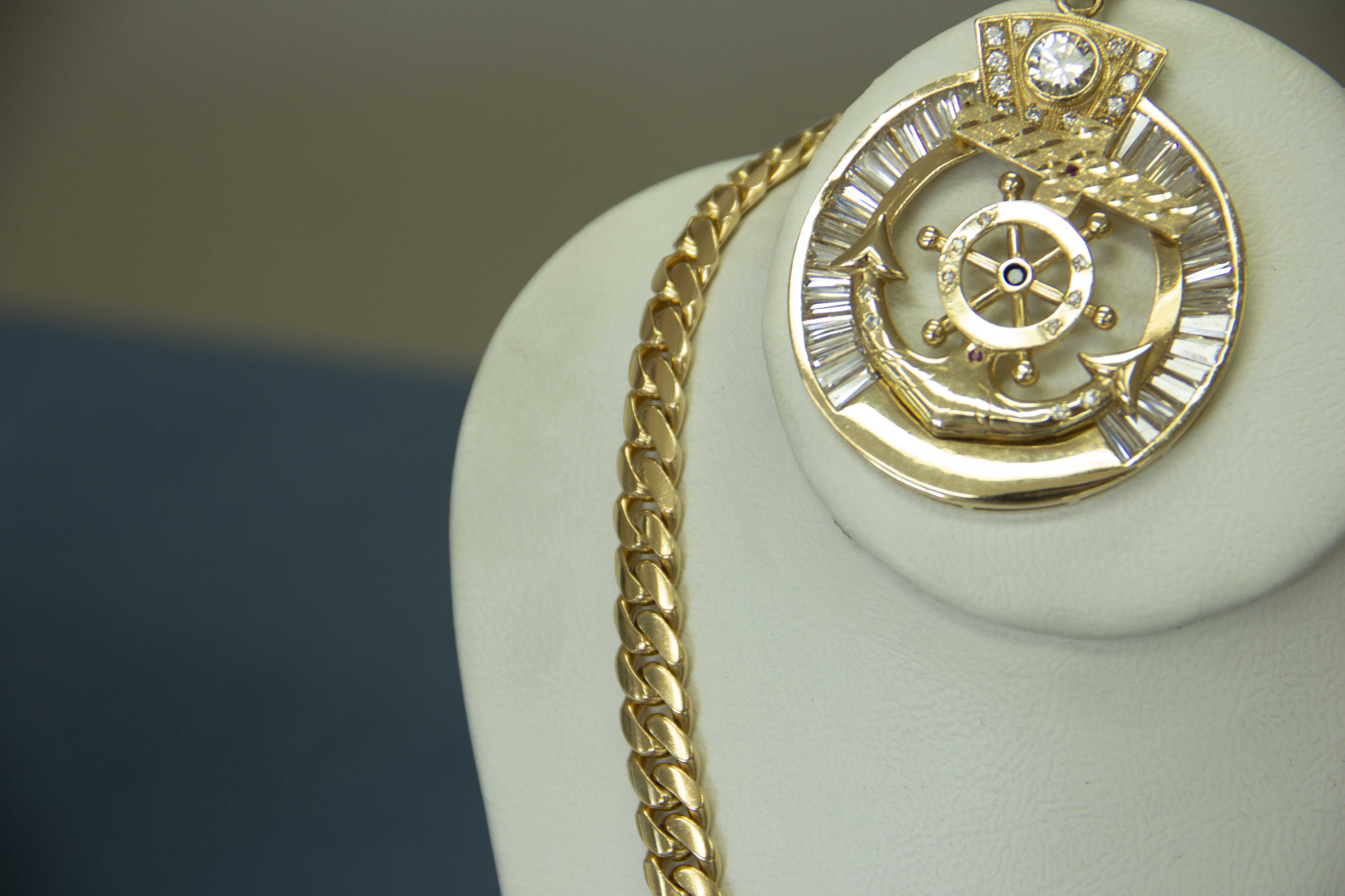 Cadena cubana de oro con dije artesanal