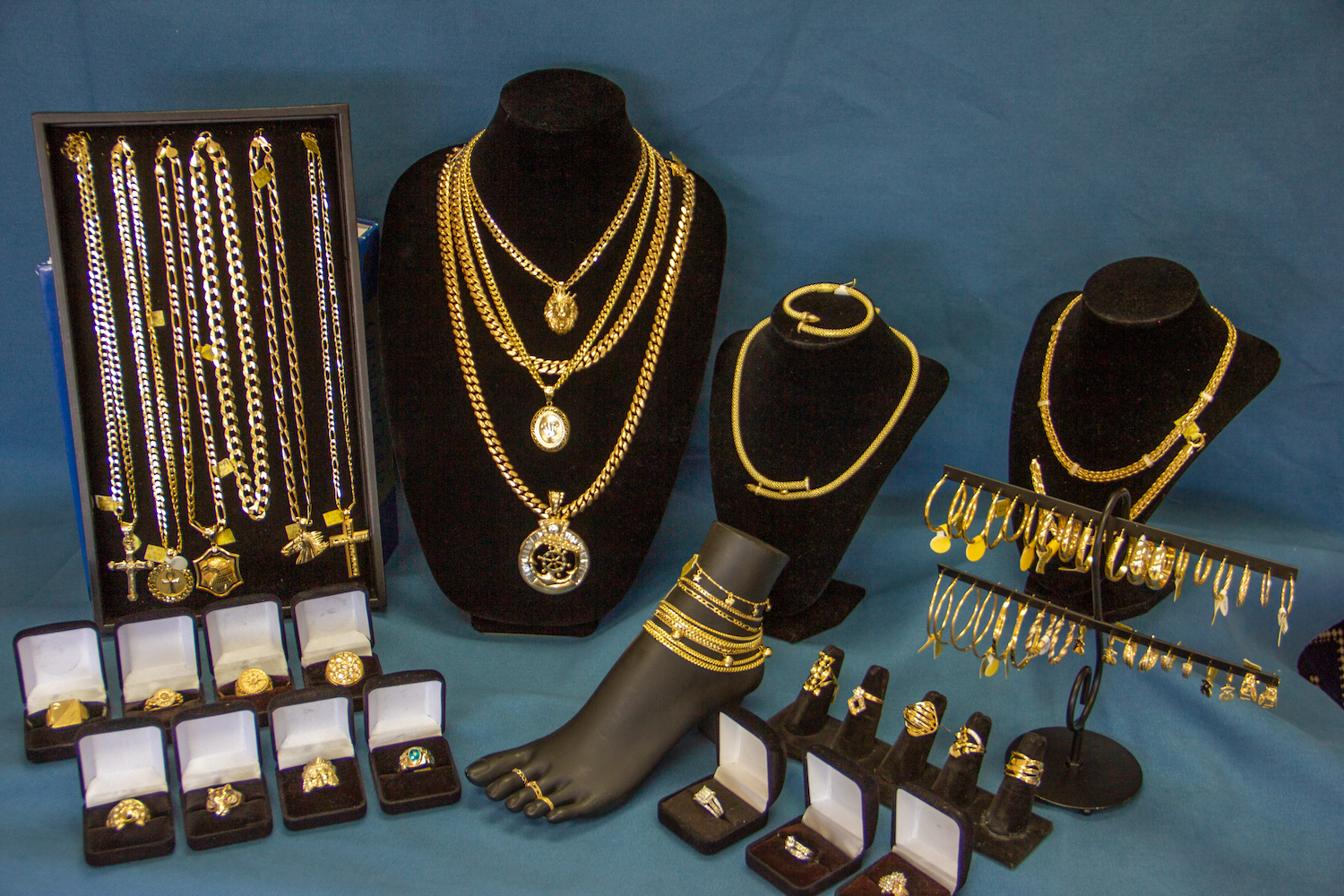 Vitrina Villamar con cadenas, anillos y aretes de oro