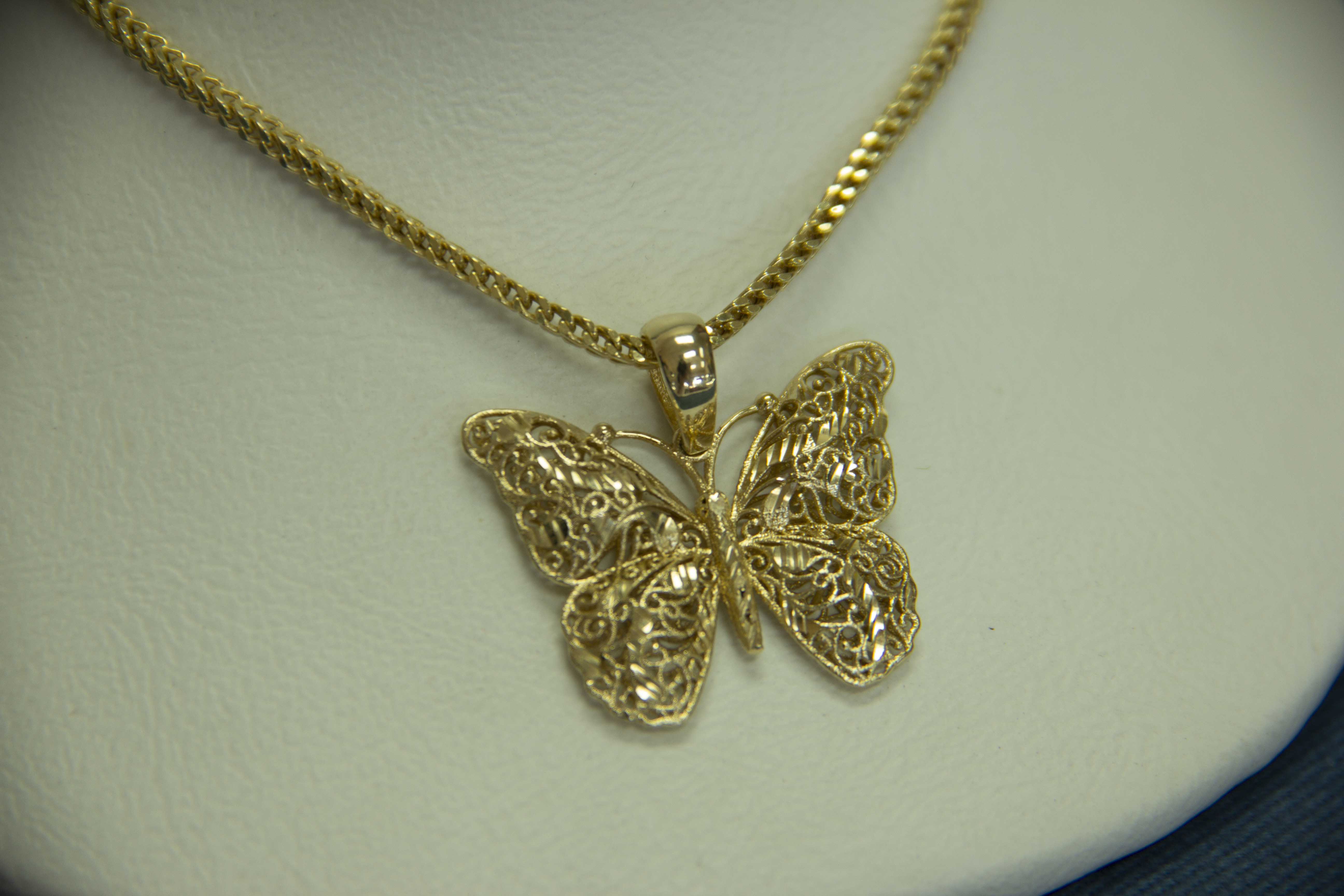 Dije de mariposa en oro
