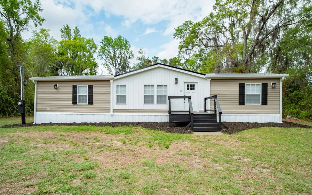 1103 NW Moore Road, Lake City, seen from the front on just over an acre