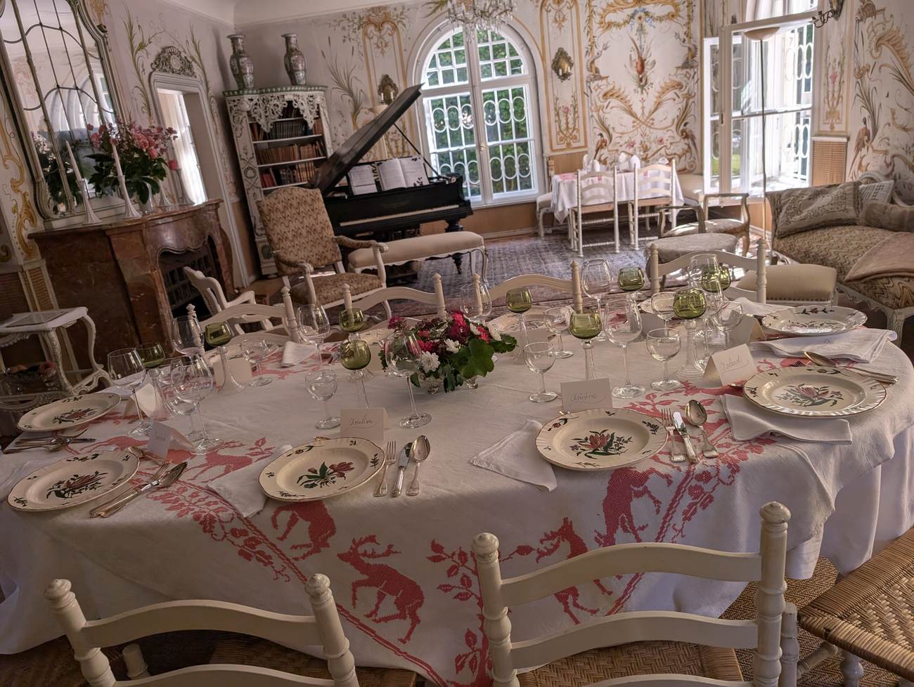 The fresco salon laid for dinner